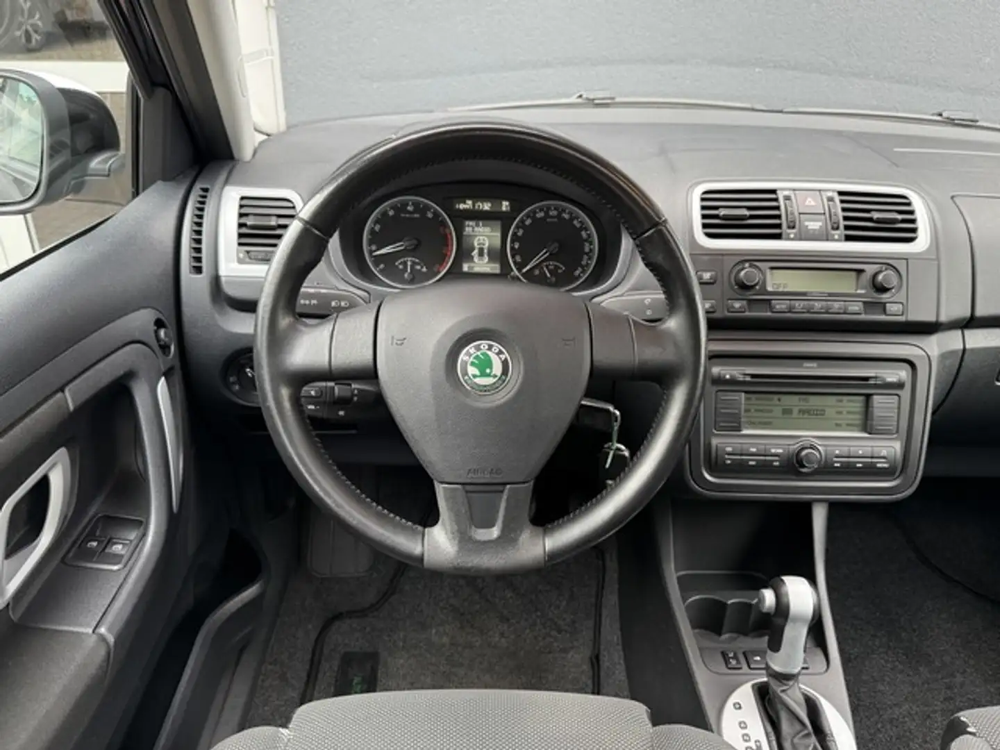 Skoda Fabia 1.6 Autom,Klimaut,SHZ,SHD,TÜV+Serive NEU Noir - 2