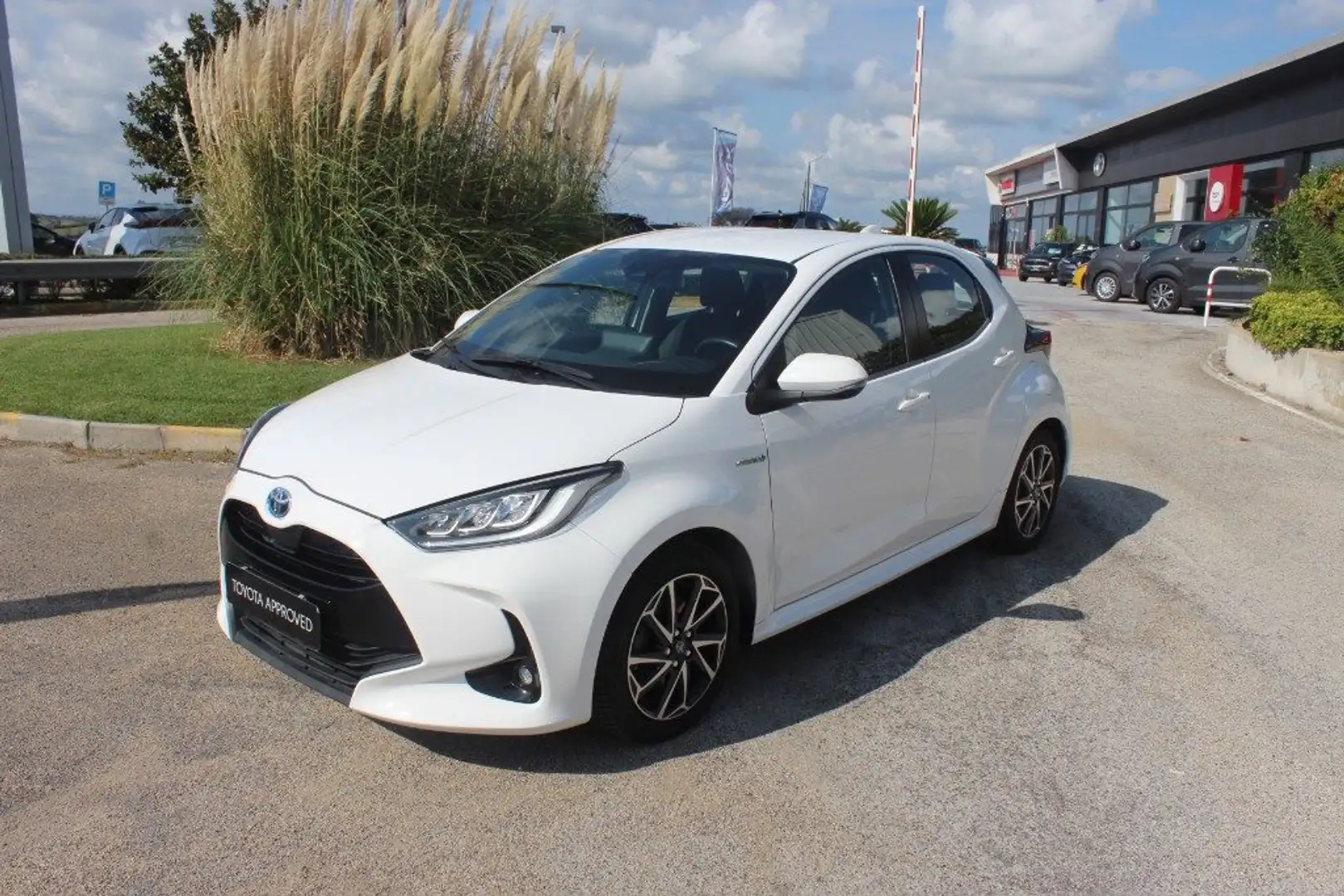 Toyota Yaris 1.5 Hybrid 5 porte Trend Bianco - 1