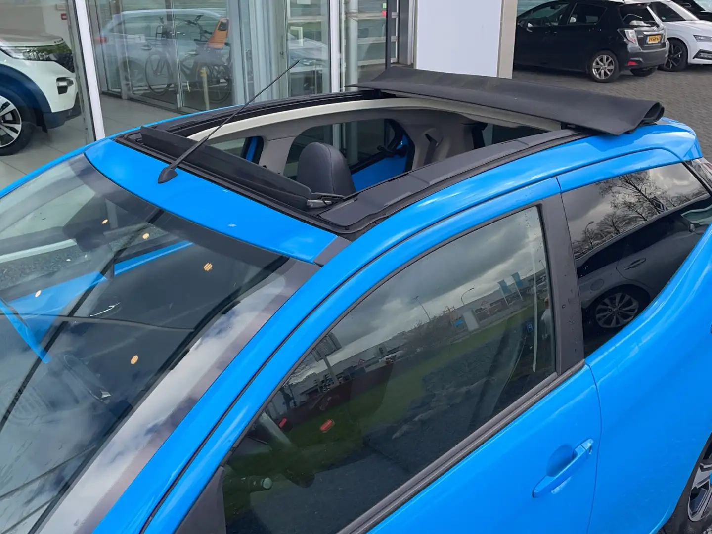 Toyota Aygo 1.0 VVT-i X-Pose Cabrio | Climate | Camera | Half Blue - 2