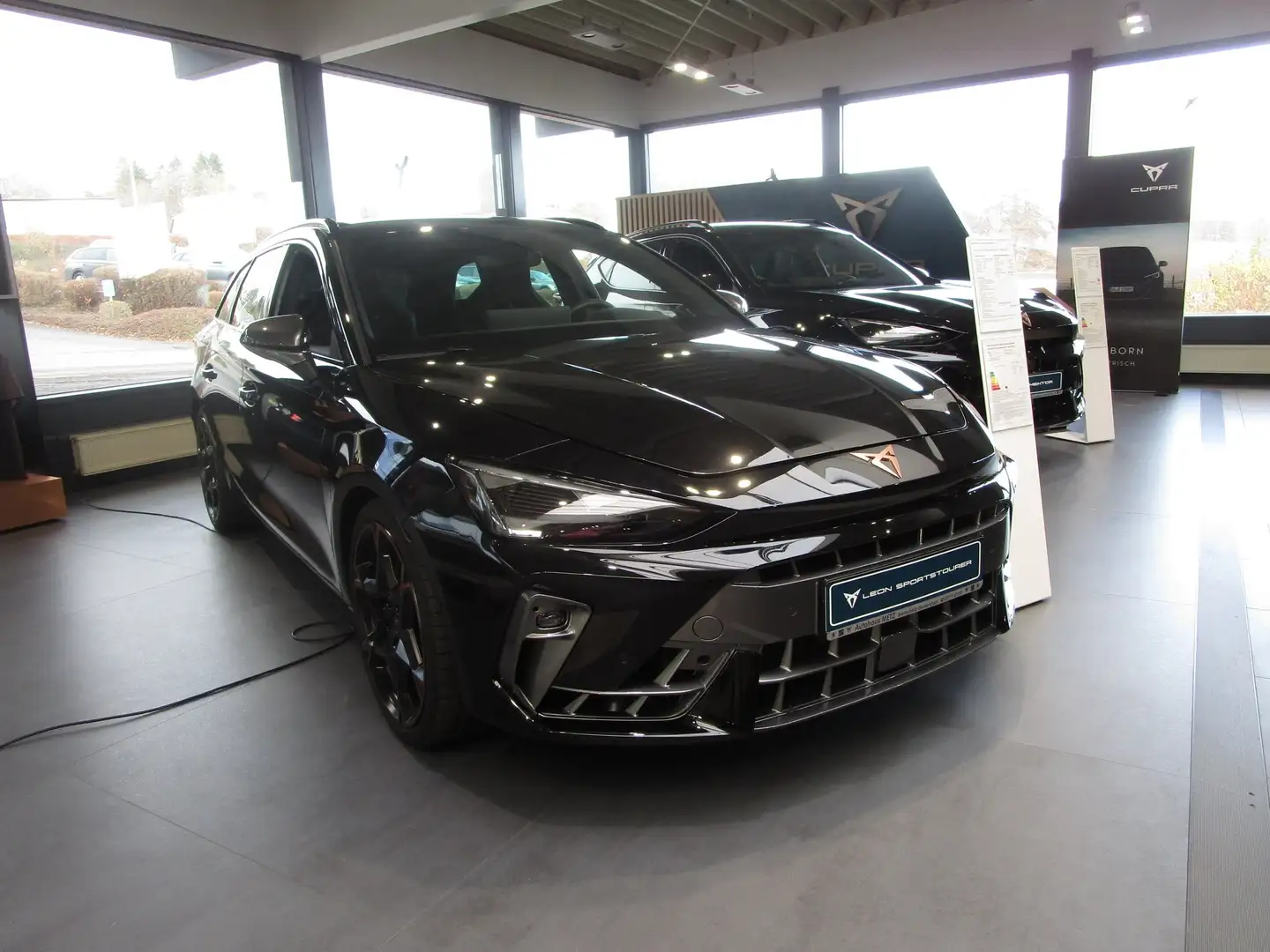 CUPRA Leon Sportstourer VZ 2.0 TSI 7-Gang DSG 4Drive Zwart - 1