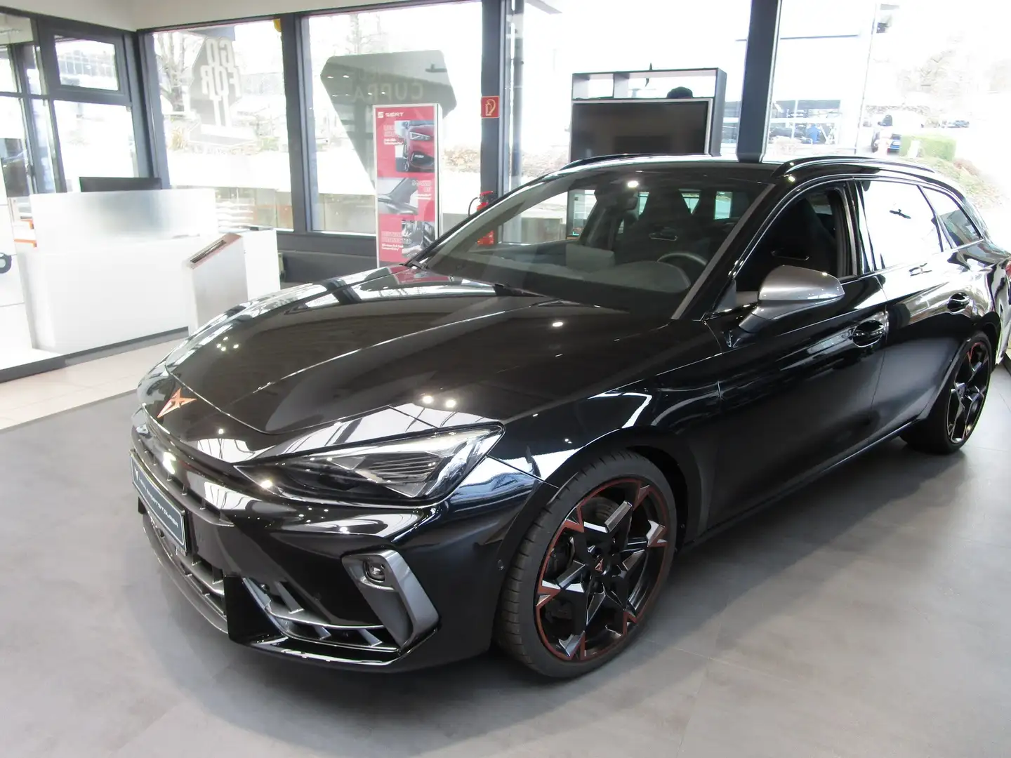 CUPRA Leon Sportstourer VZ 2.0 TSI 7-Gang DSG 4Drive Zwart - 2