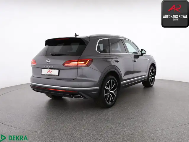 Volkswagen Touareg view 5
