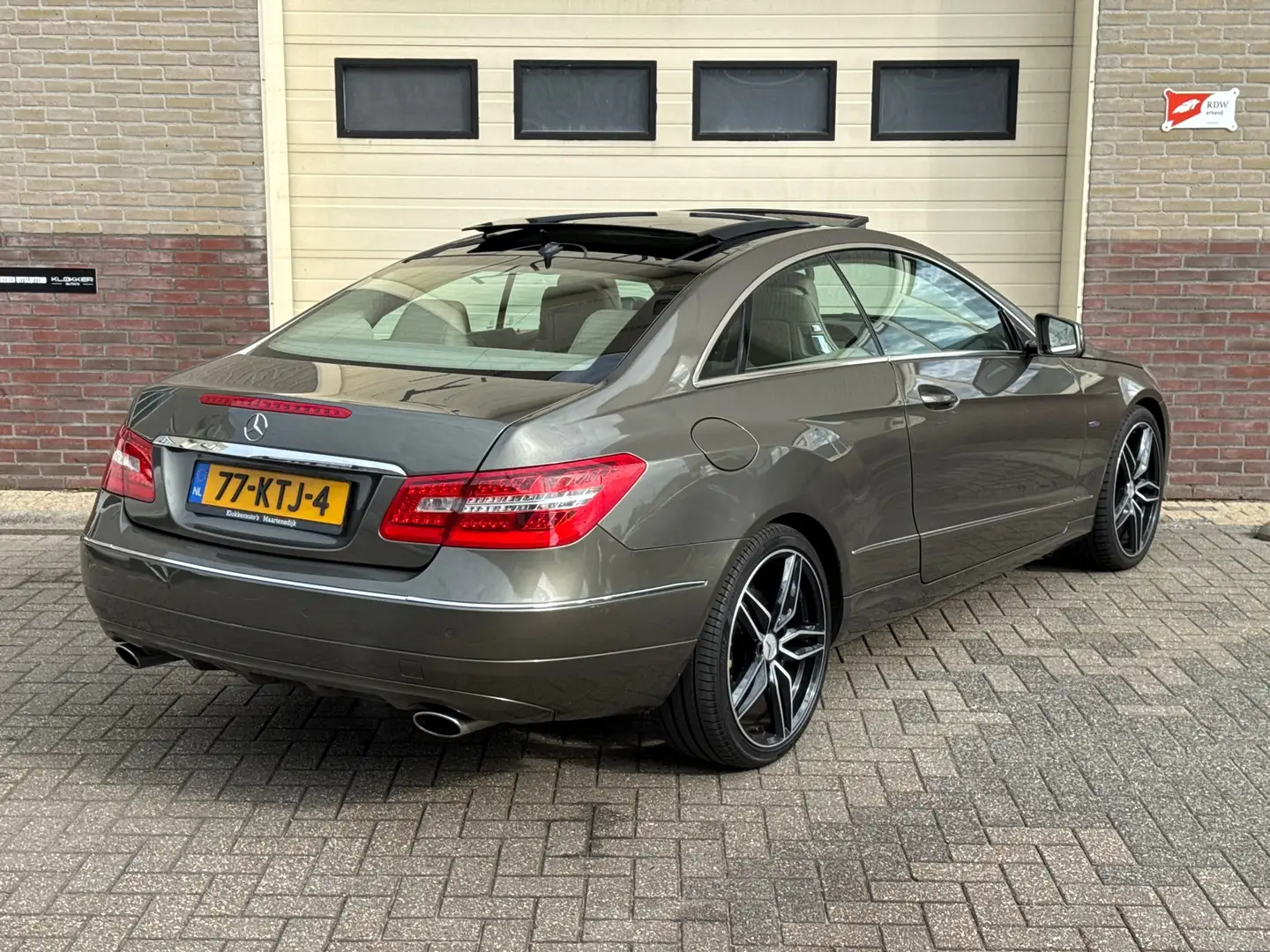Mercedes-Benz E 350 Coupé CGI Elegance Pano | H/K | Stoelverw-/Ventila Gris - 2