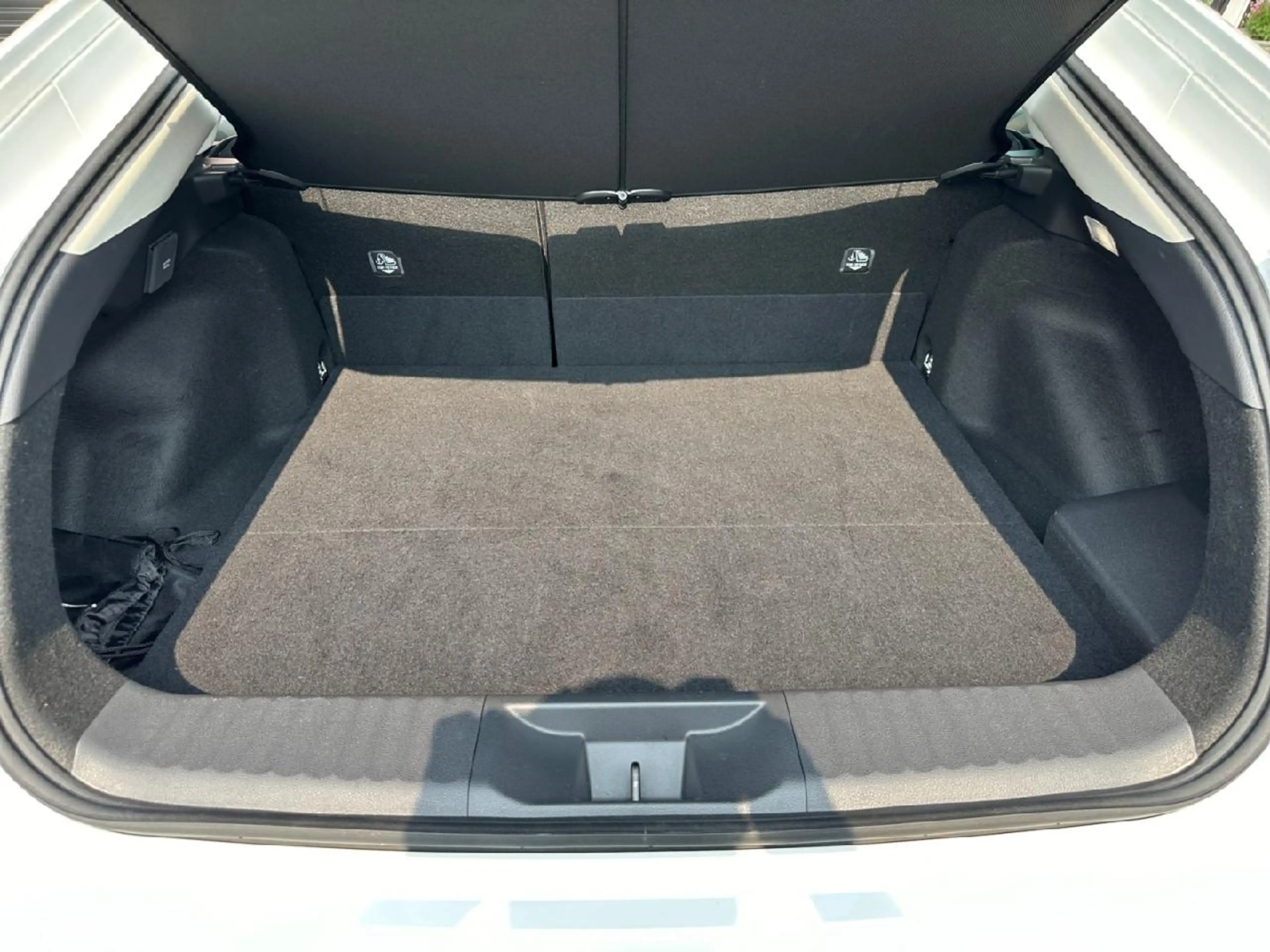 Toyota Prius 2.0 Plug-in Hybrid Executive — photo 14