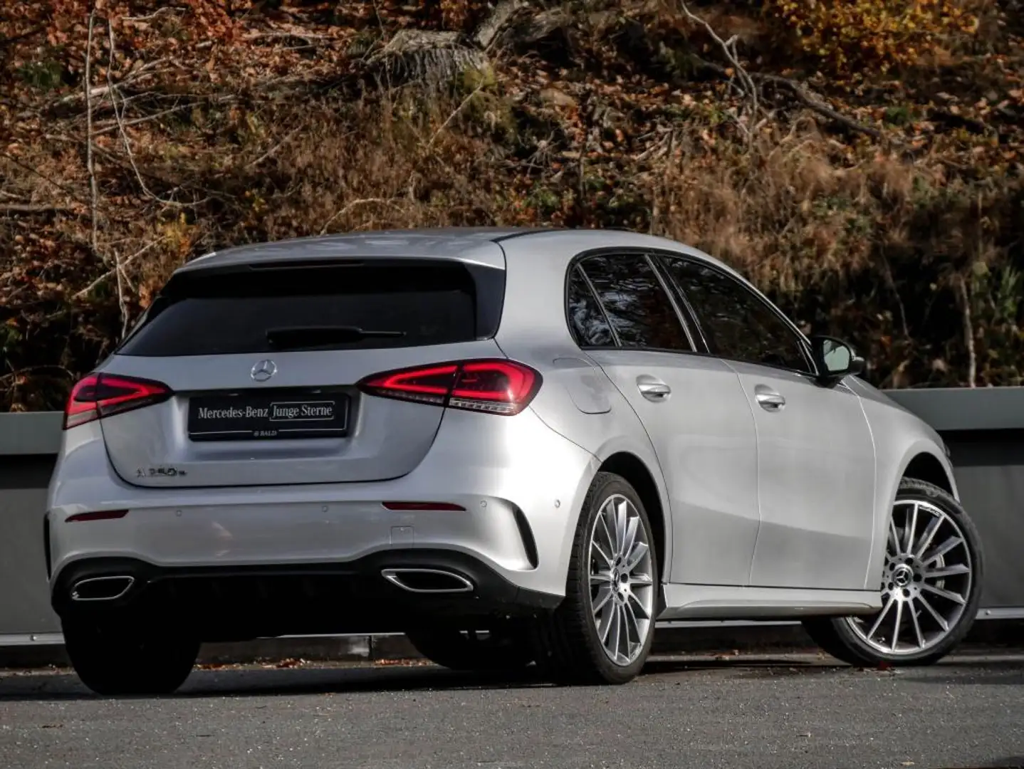 Mercedes-Benz A 250 e Kompaktlimousine AMG-Sport+Night+Cam+LED Silber - 2