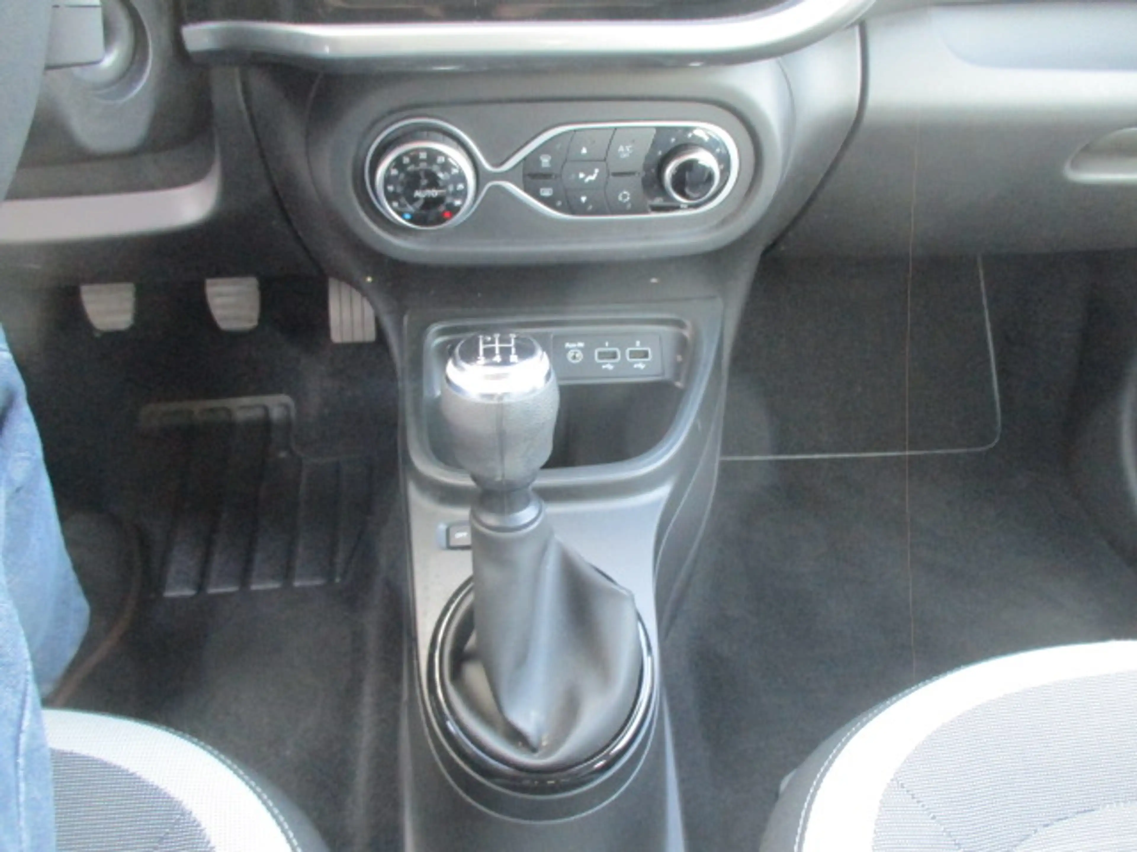 Renault Twingo Zen — photo 14