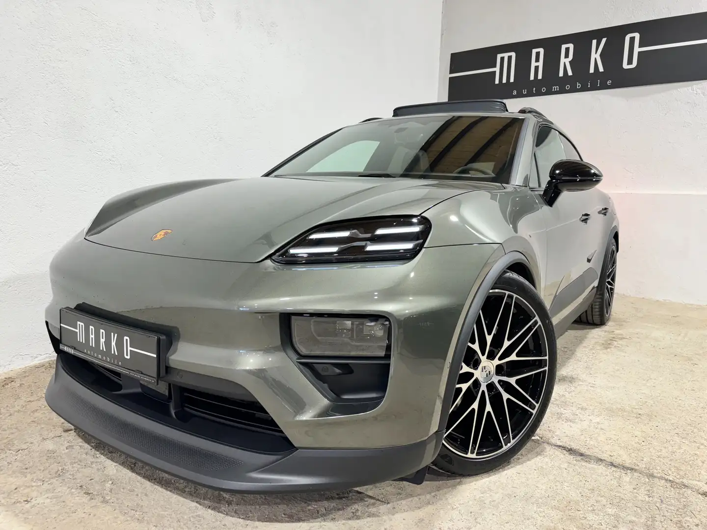 Porsche Macan 4 Electric "Ahk, Pano, Luft, uvm." Verde - 1