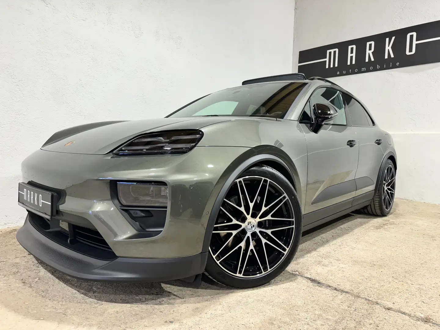 Porsche Macan 4 Electric "Ahk, Pano, Luft, uvm." Verde - 2