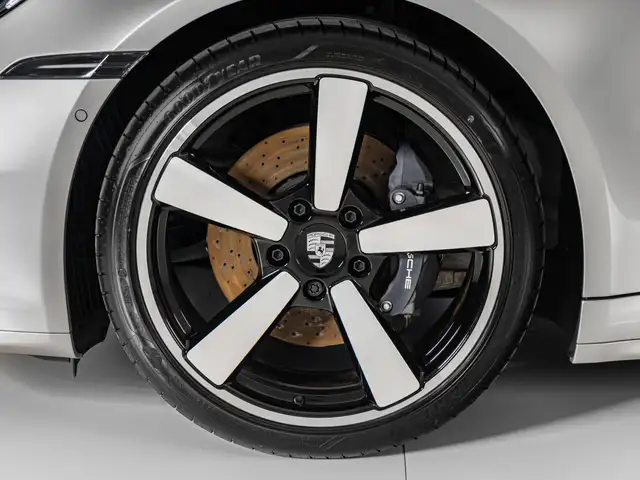 Porsche 911 view 9