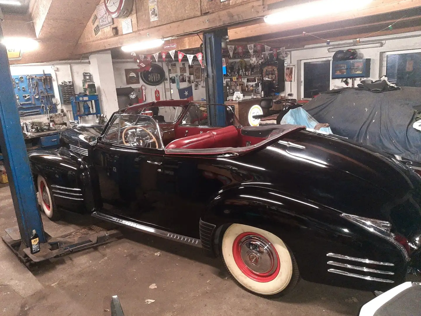 Cadillac Series 62 Convertible Coupé Schwarz - 2