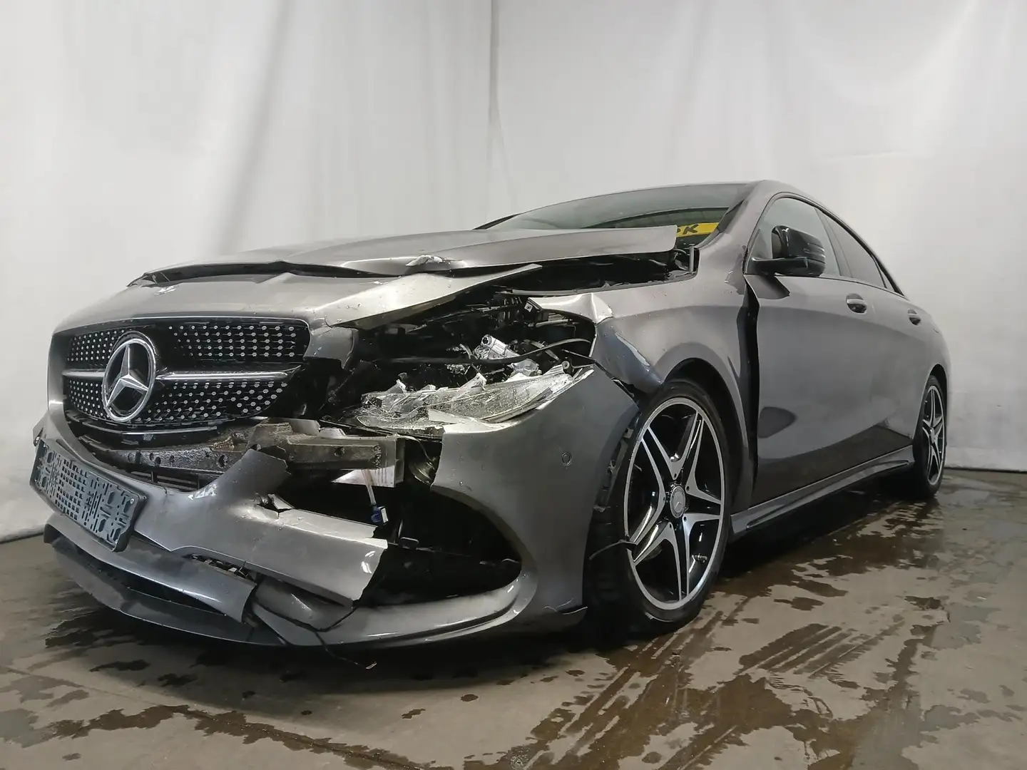 Mercedes-Benz CLA 180 AMG Night Edition Plus Schadeauto!! Šedá - 2