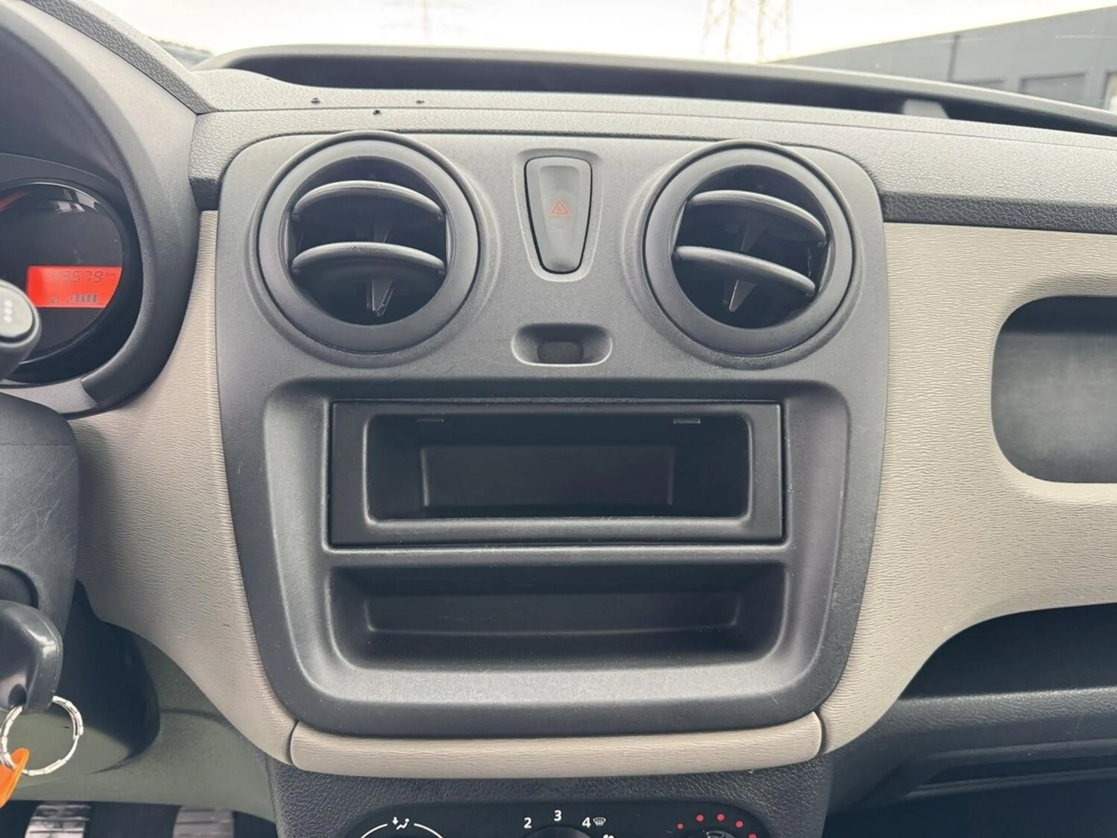 Dacia Dokker Allwetter-Reifen+180°-Türen+Sehr gepflegt — photo 11