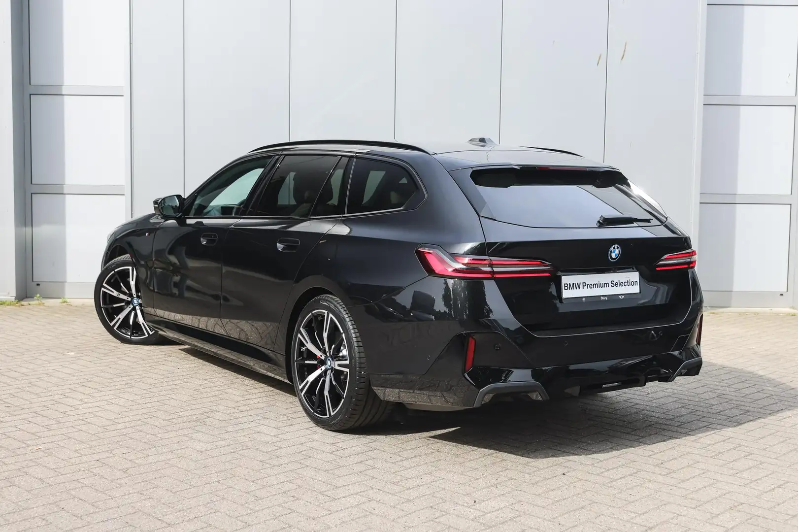 BMW i5 eDrive40 M Sport / Trekhaak / Bowers & Wilkins / A Zwart - 2