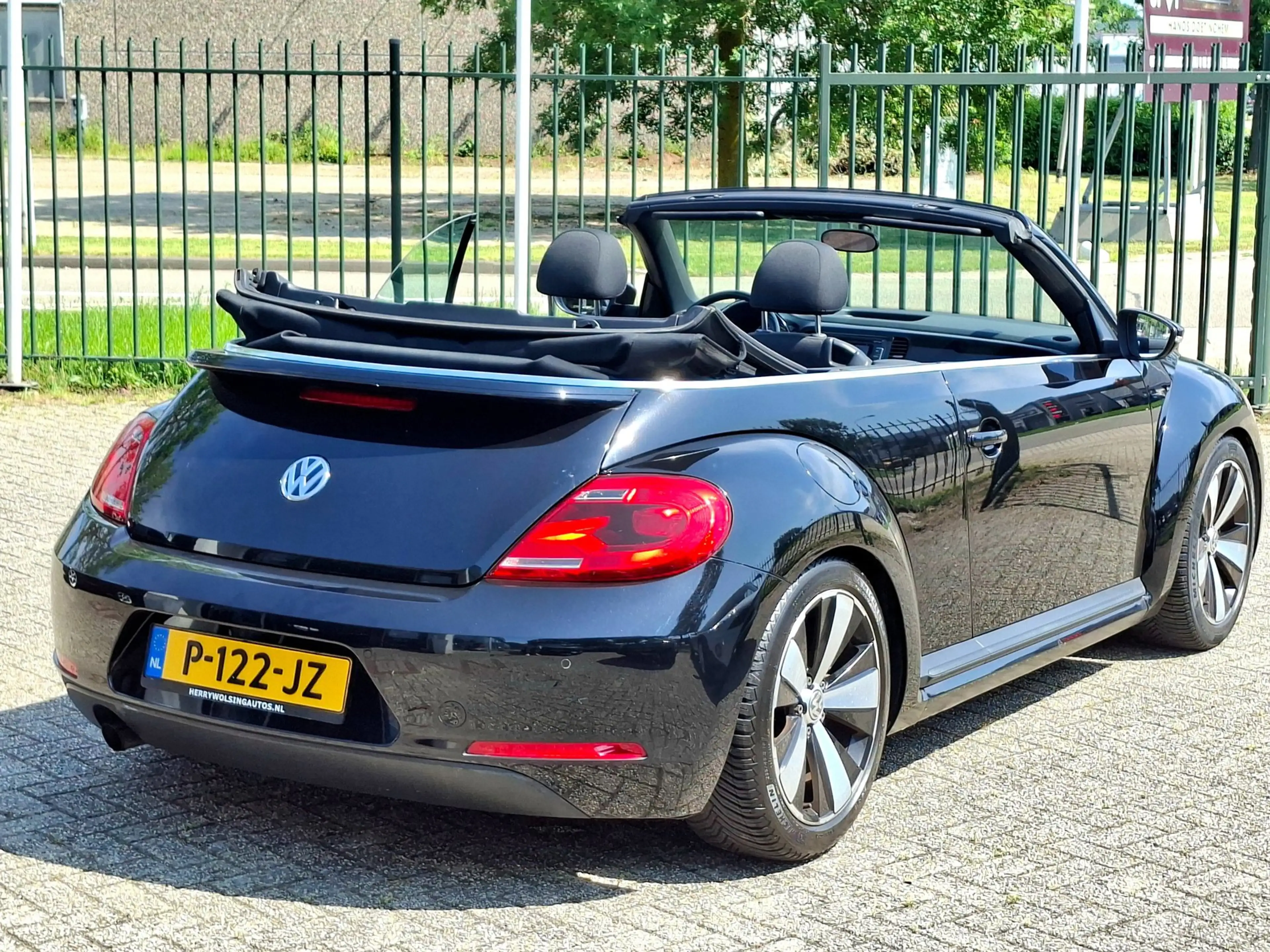 Volkswagen Beetle Cabriolet 1.2 TSI Design Aut Navi Clima Pdc. — photo 2