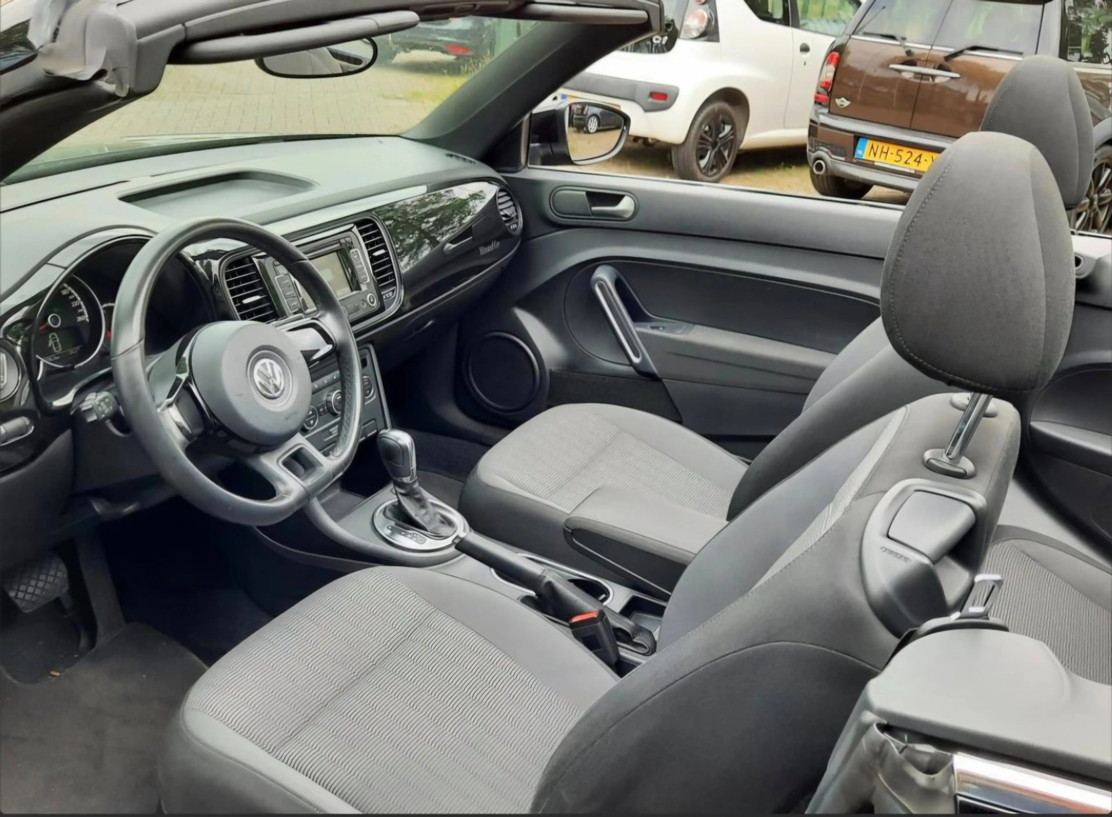 Volkswagen Beetle Cabriolet 1.2 TSI Design Aut Navi Clima Pdc. — photo 8