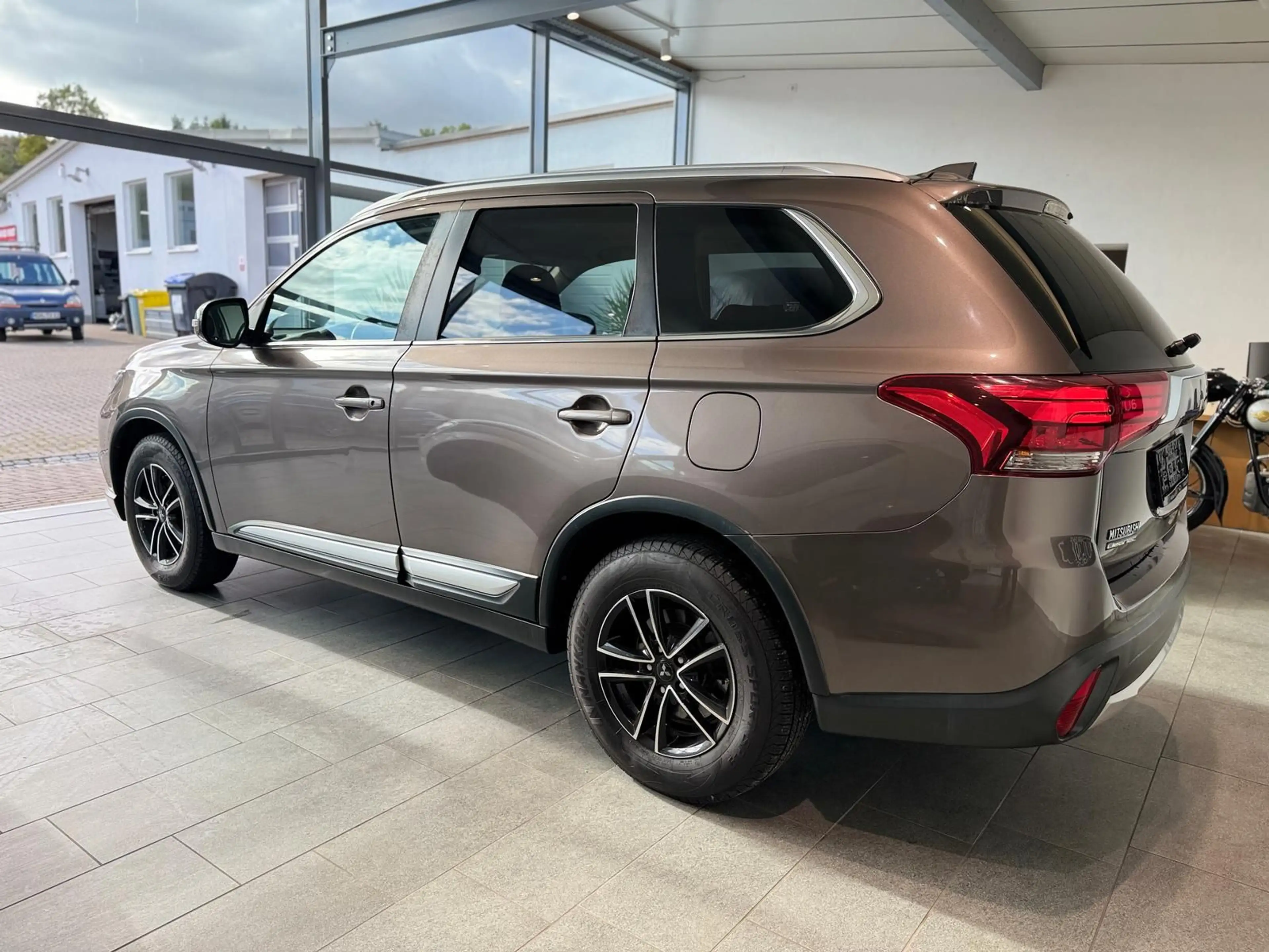 Mitsubishi Outlander 2.0 MIVEC Edition 100 — photo 10