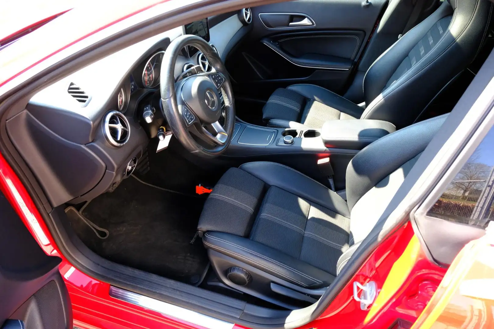 Mercedes-Benz CLA 180 Aut. Edition Plus Pano|LED|Half Leder|PDC|Sportsto Červená - 2