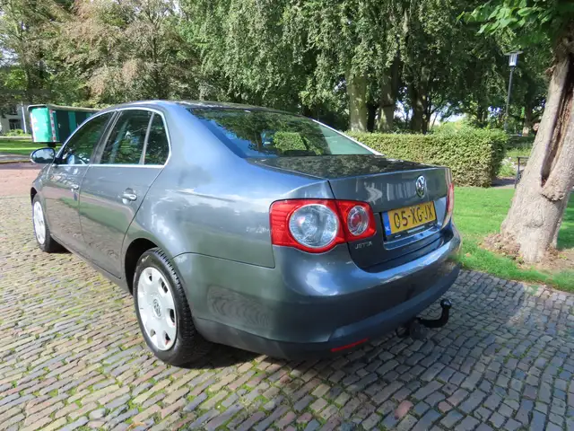 Volkswagen Jetta view 4