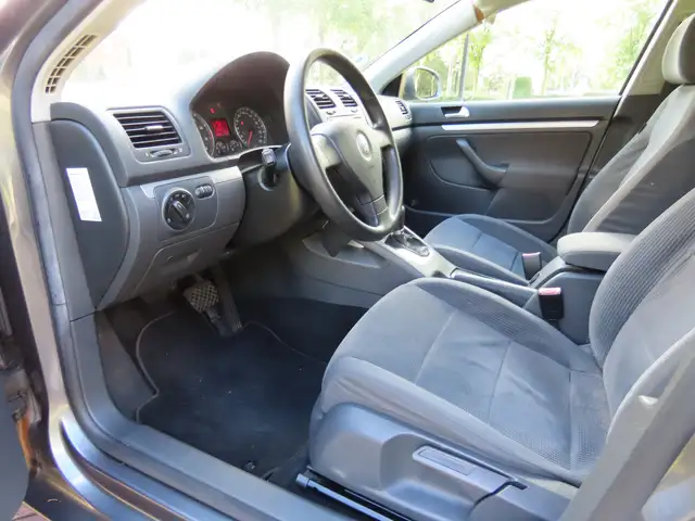 Volkswagen Jetta view 8
