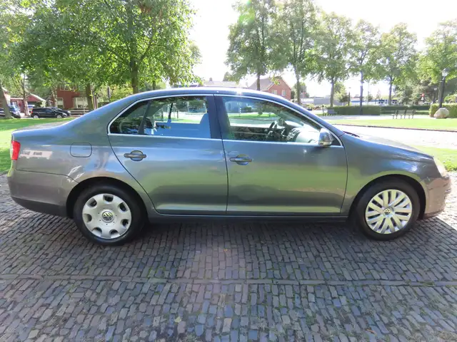 Volkswagen Jetta view 3