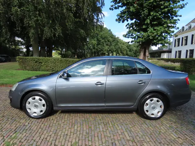 Volkswagen Jetta view 2