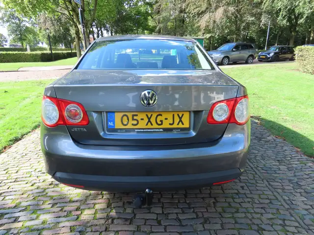 Volkswagen Jetta view 5
