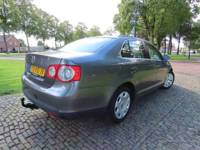 Volkswagen Jetta view 6