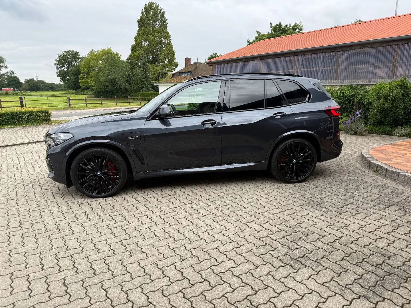 BMW X5 xDrive45e M-SPORT,AHK,PANO,M-SEATS,DAP,P+,B&W Grau - 2