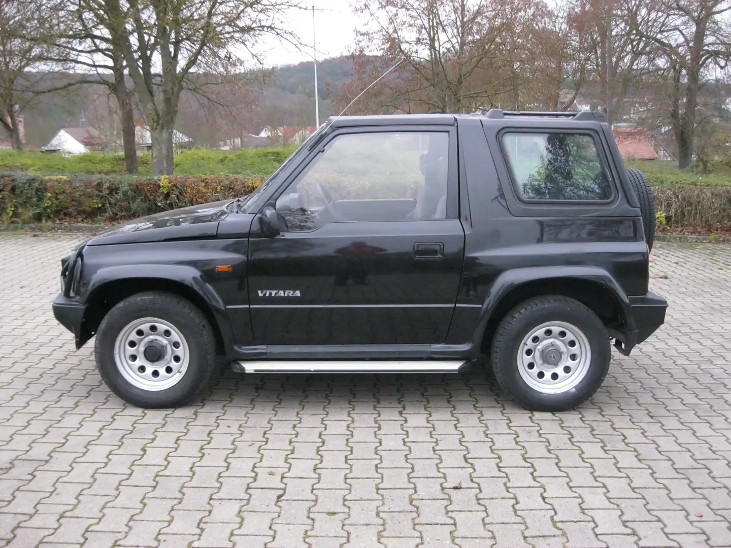 Suzuki Vitara Allrad / 4x4 / Servo / Cabrio / AHK Schwarz - 2