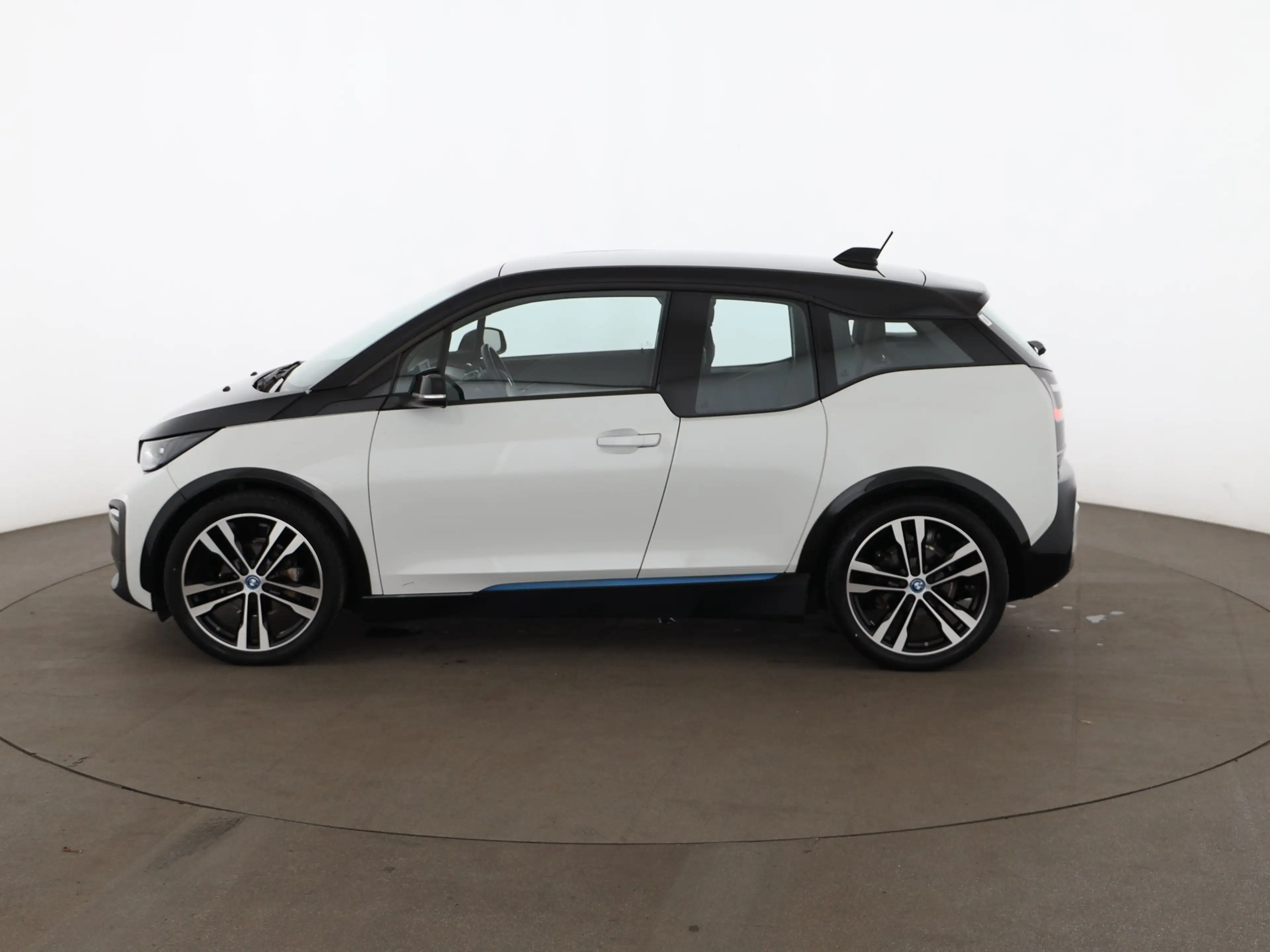 BMW i3 42kWh Aut LED WAERMEPUMPE SITZHZG KLIMA TEMP — photo 6