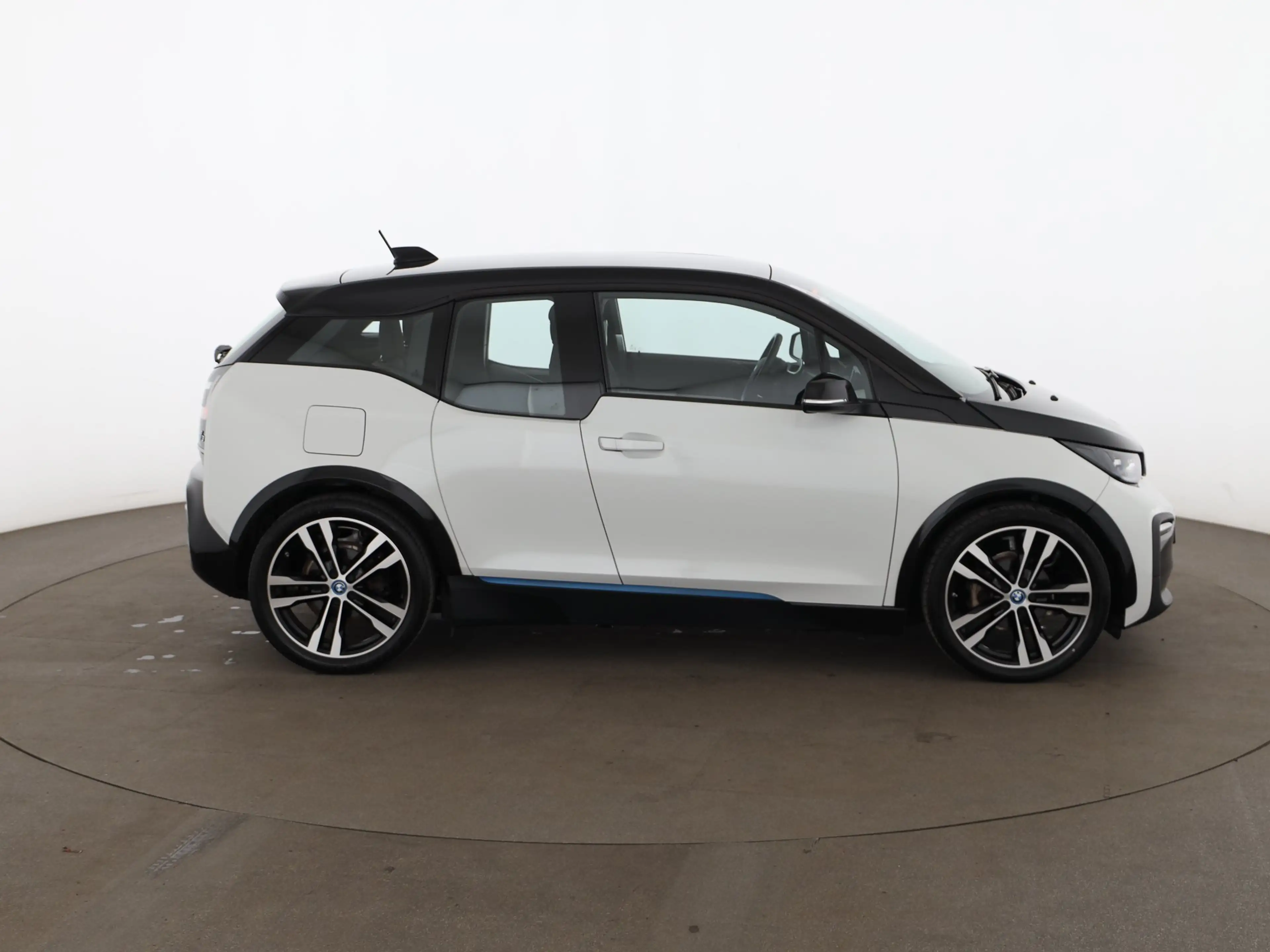 BMW i3 42kWh Aut LED WAERMEPUMPE SITZHZG KLIMA TEMP — photo 4