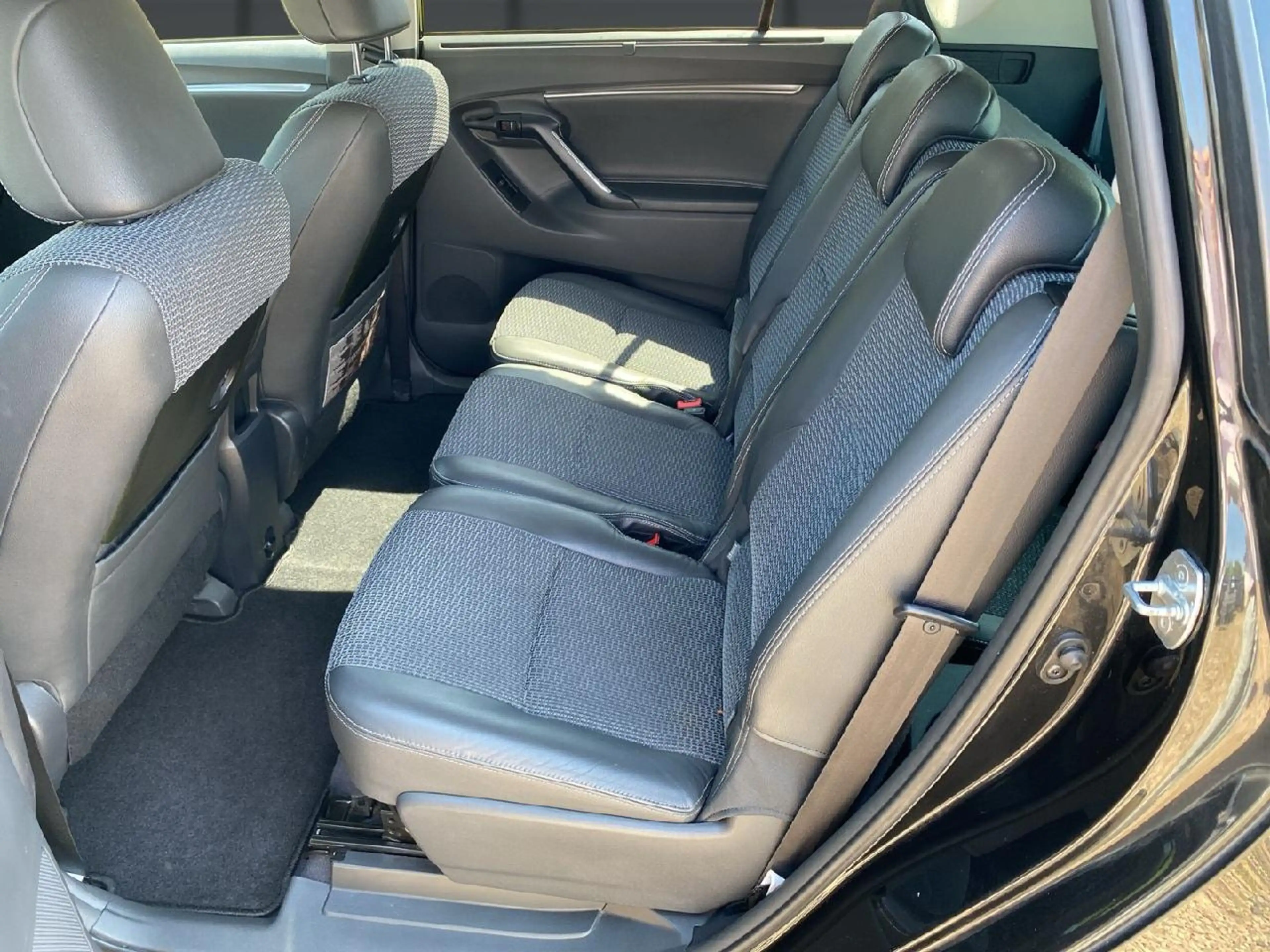 Toyota Verso Executive — photo 11