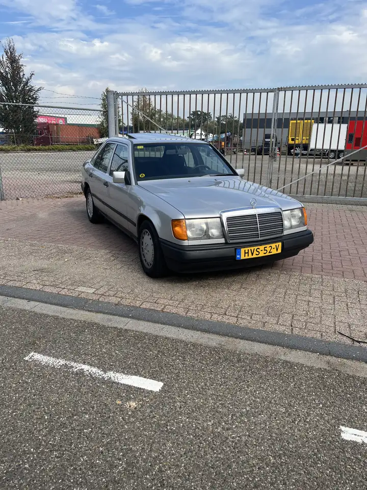Mercedes-Benz E 230