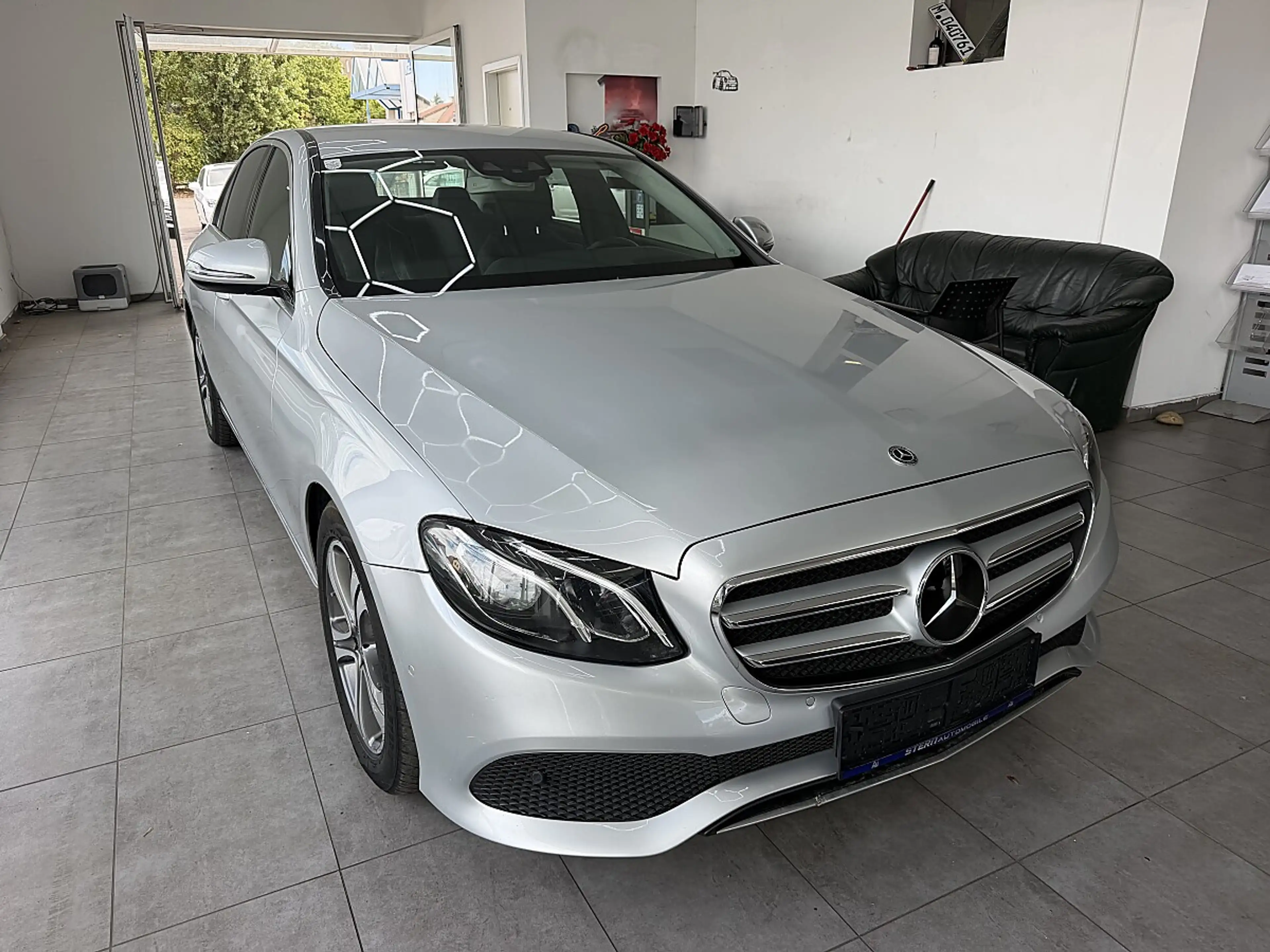 Mercedes-Benz E 200 d Avantgarde — photo 2