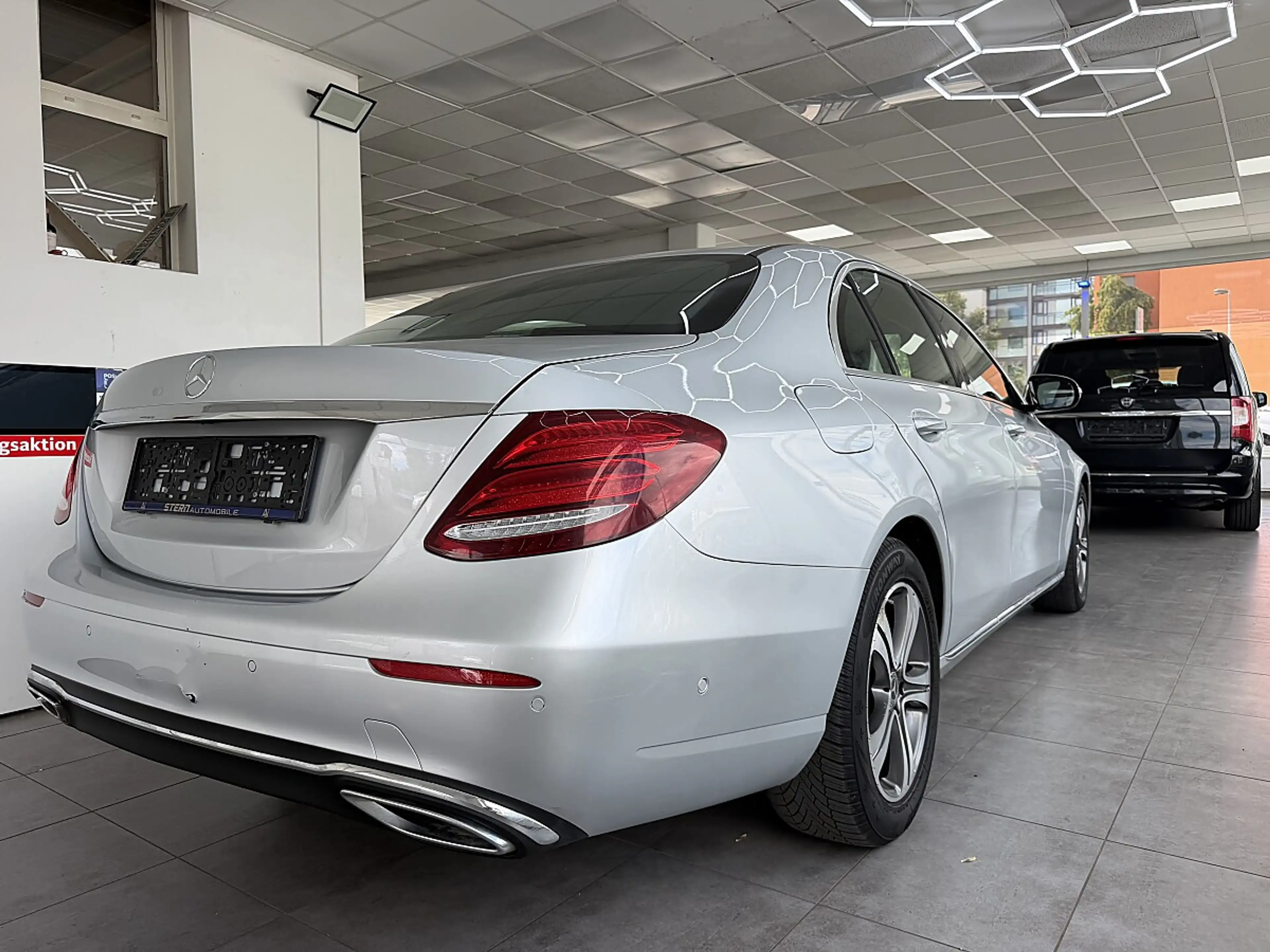 Mercedes-Benz E 200 d Avantgarde — photo 12