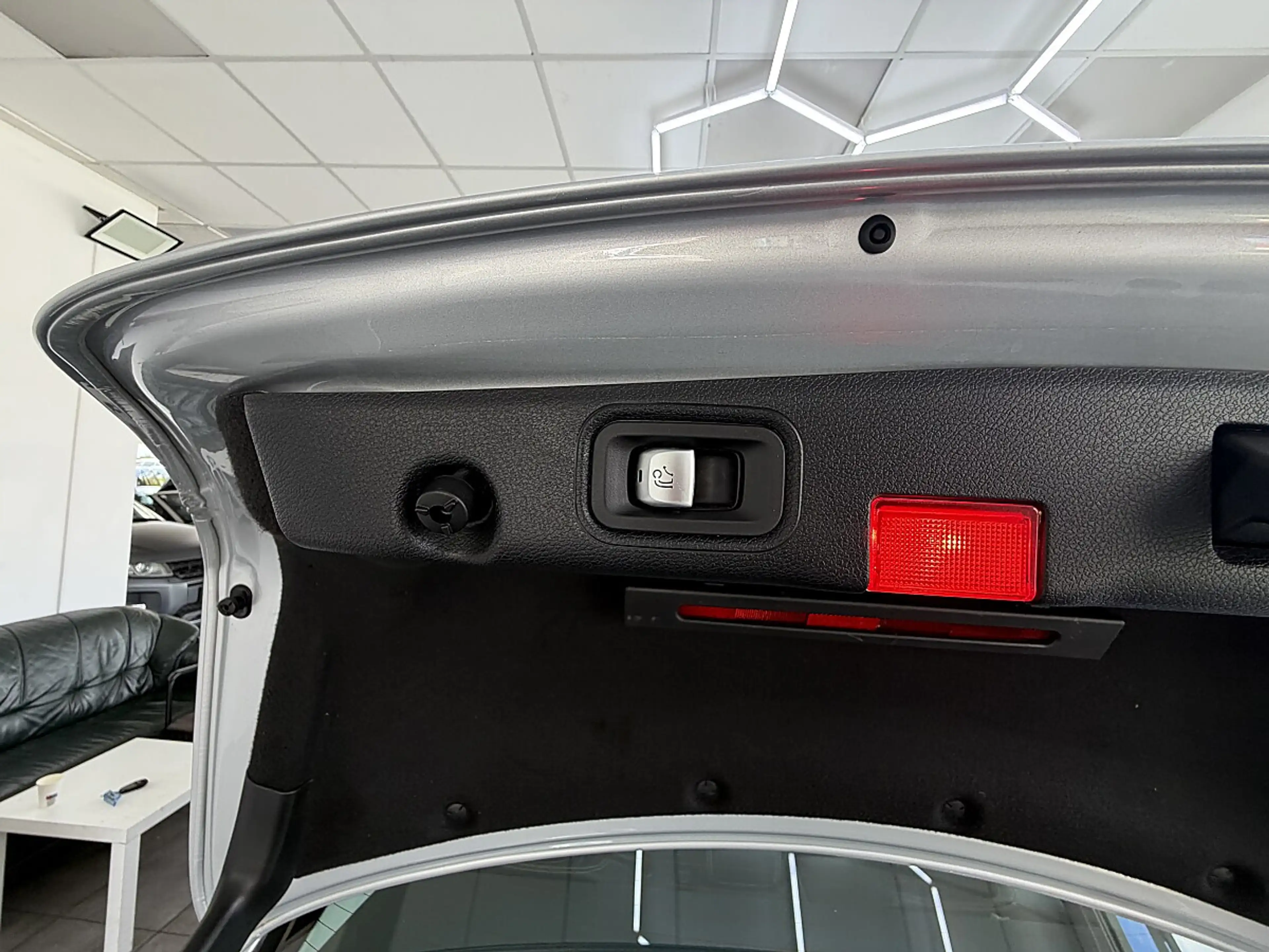 Mercedes-Benz E 200 d Avantgarde — photo 15