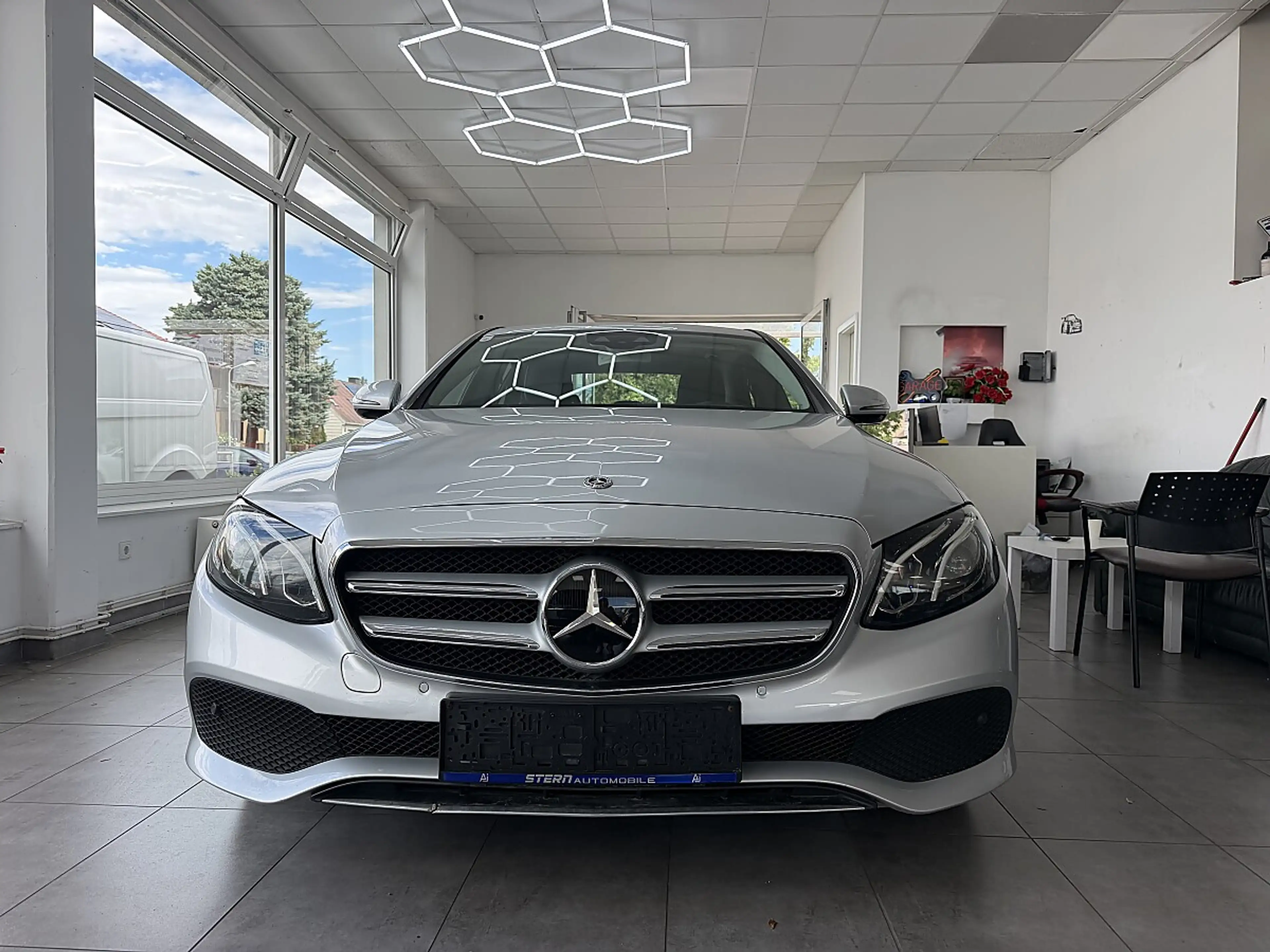 Mercedes-Benz E 200 d Avantgarde — photo 4