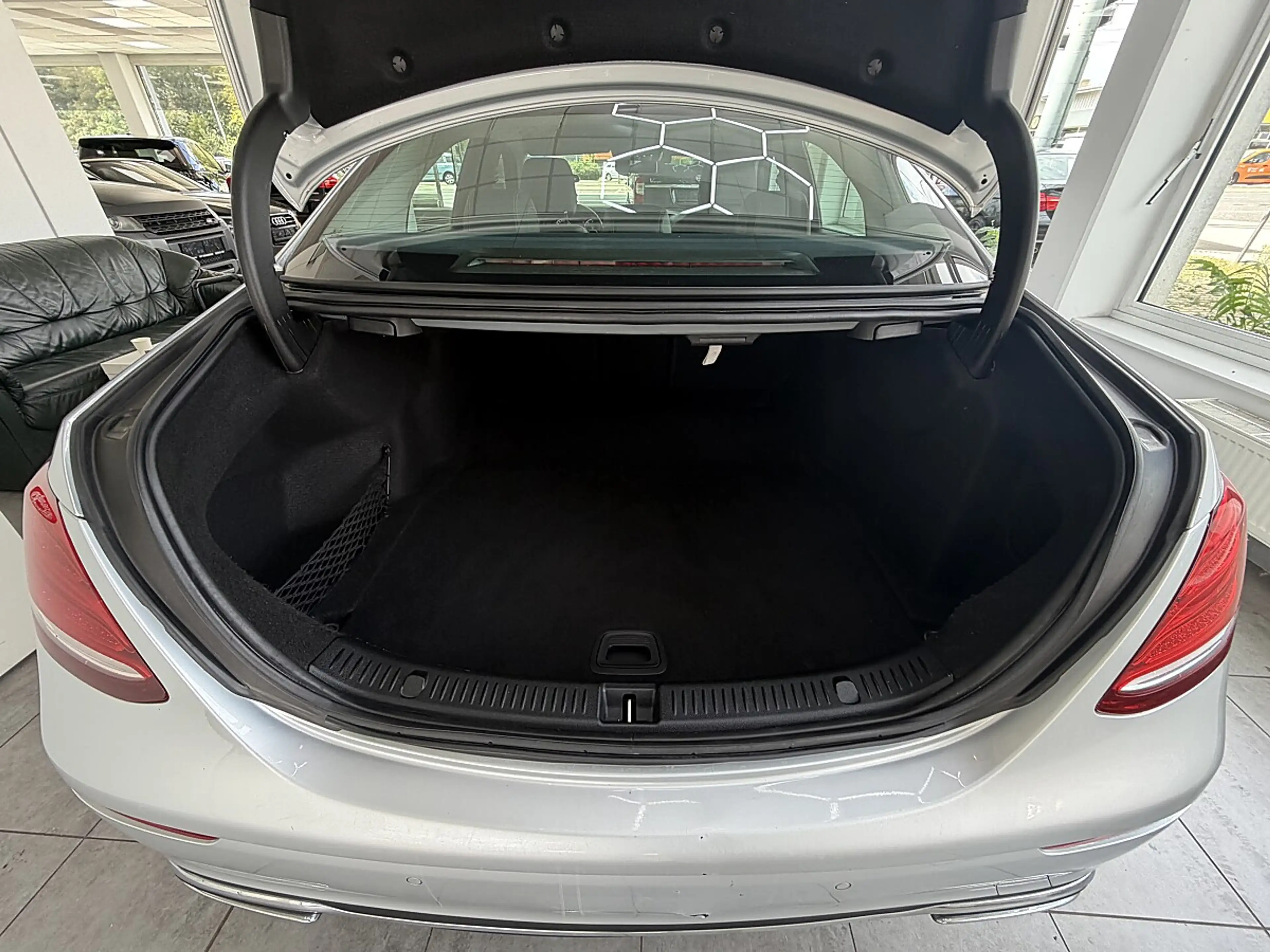 Mercedes-Benz E 200 d Avantgarde — photo 14