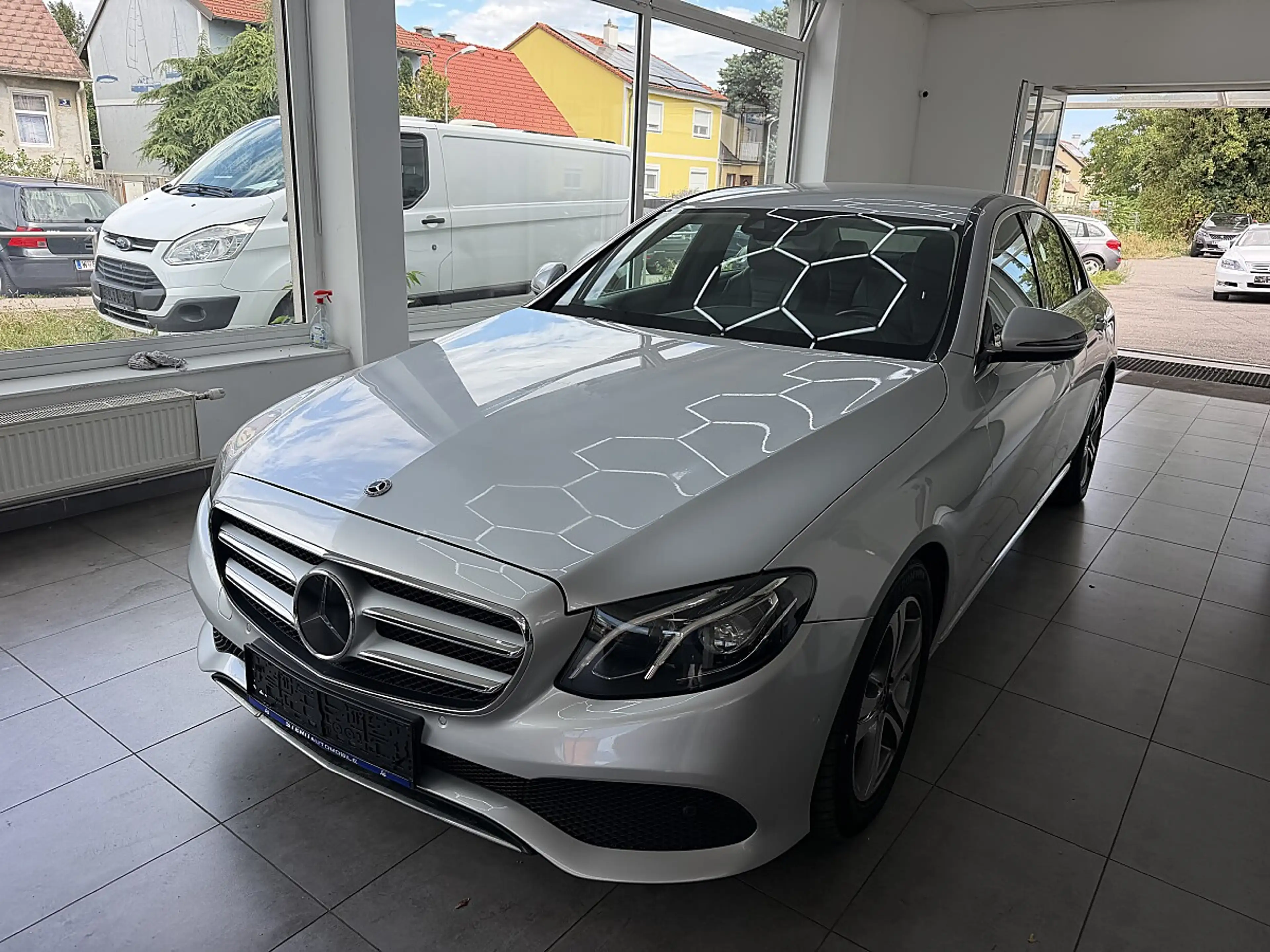 Mercedes-Benz E 200 d Avantgarde — photo 7