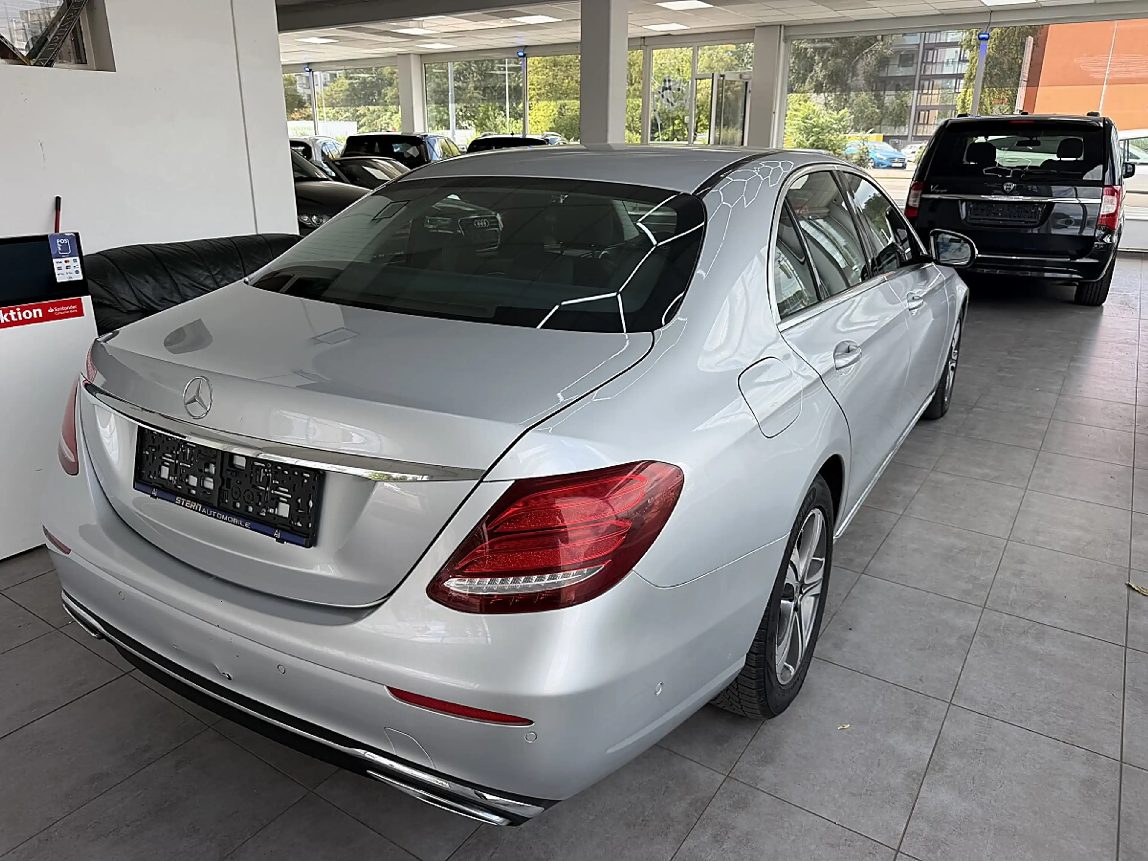 Mercedes-Benz E 200 d Avantgarde — photo 13