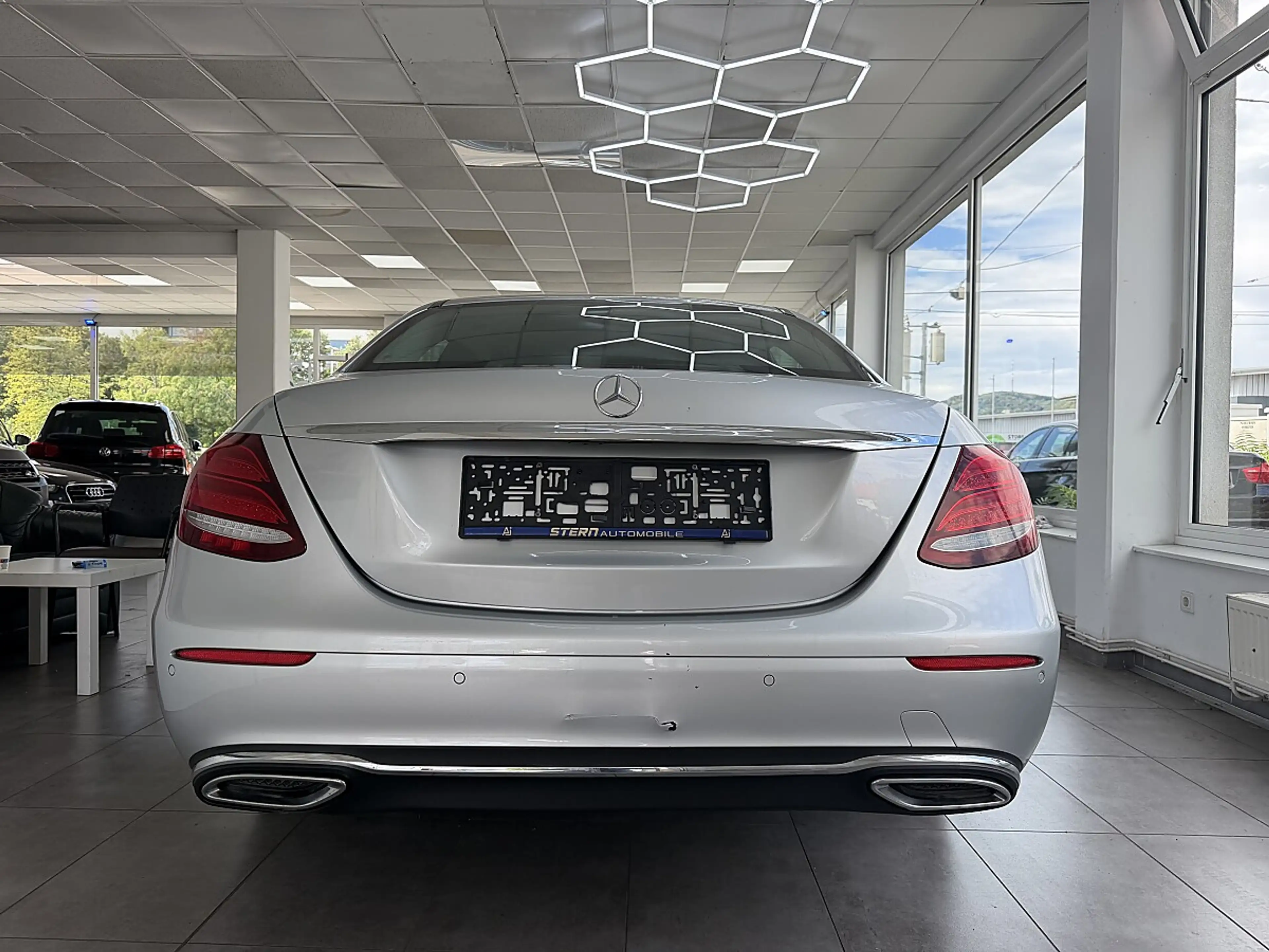 Mercedes-Benz E 200 d Avantgarde — photo 10