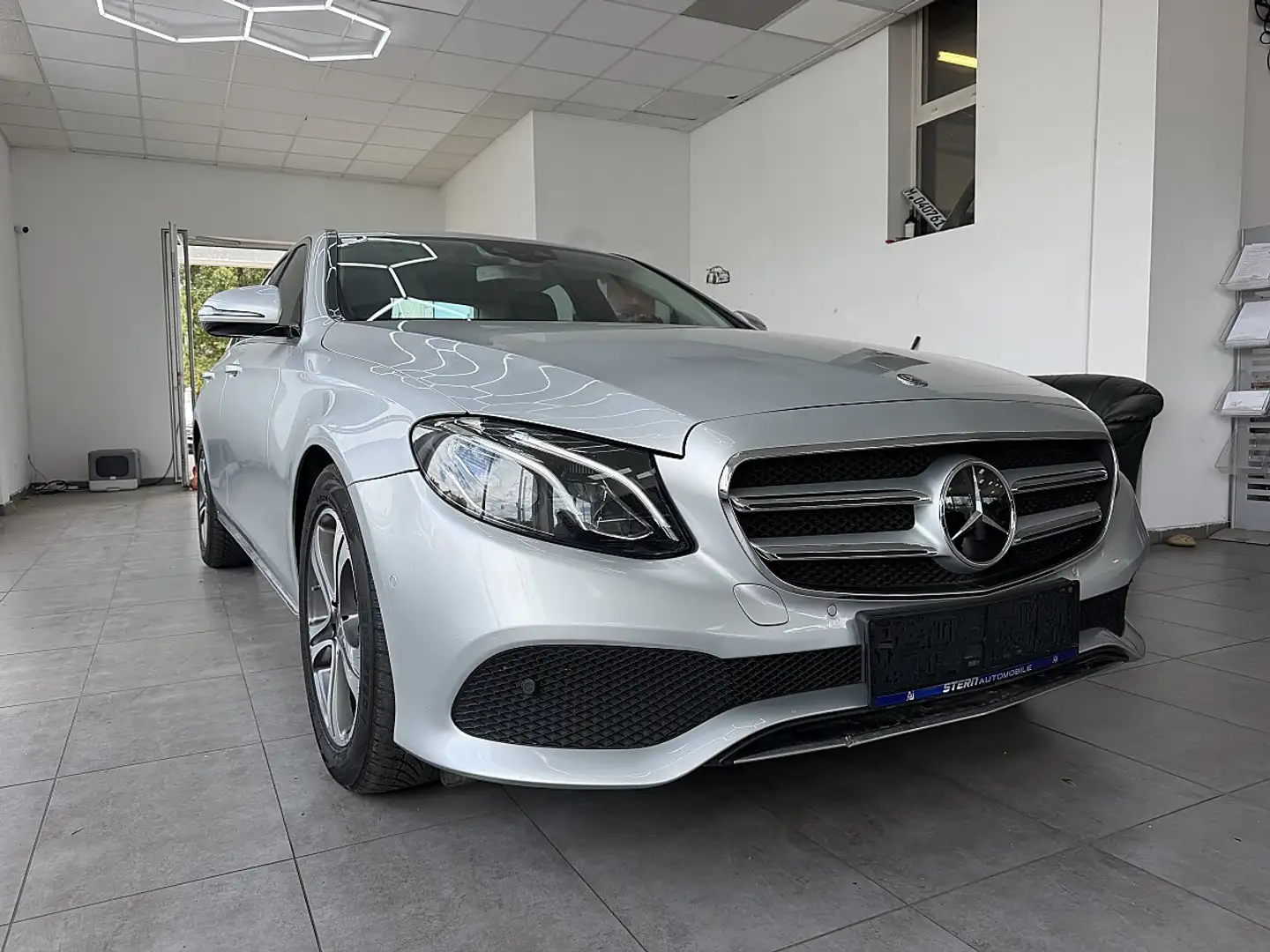 Mercedes-Benz E 200 d Avantgarde Silber - 1