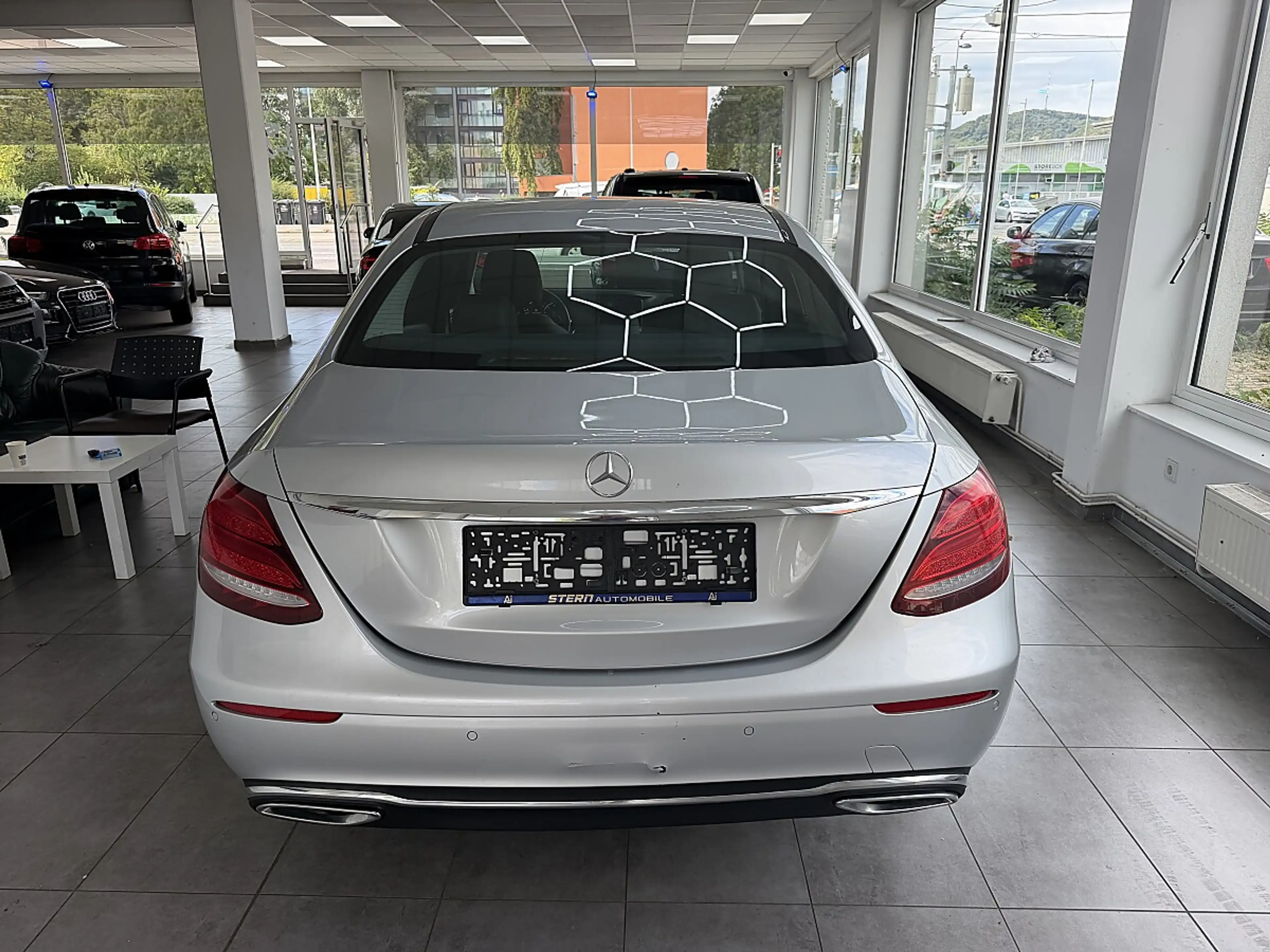 Mercedes-Benz E 200 d Avantgarde — photo 11