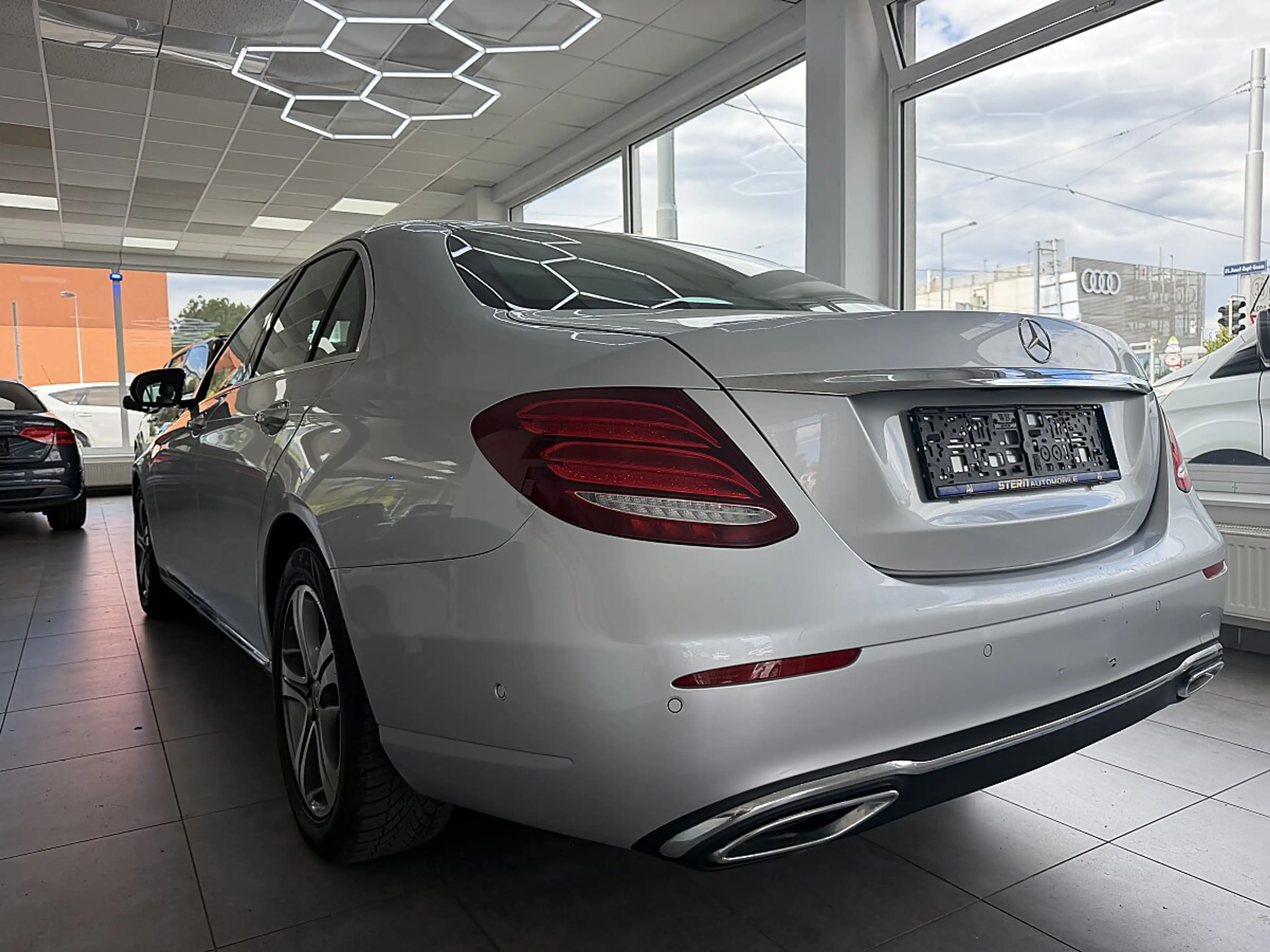 Mercedes-Benz E 200 d Avantgarde — photo 8