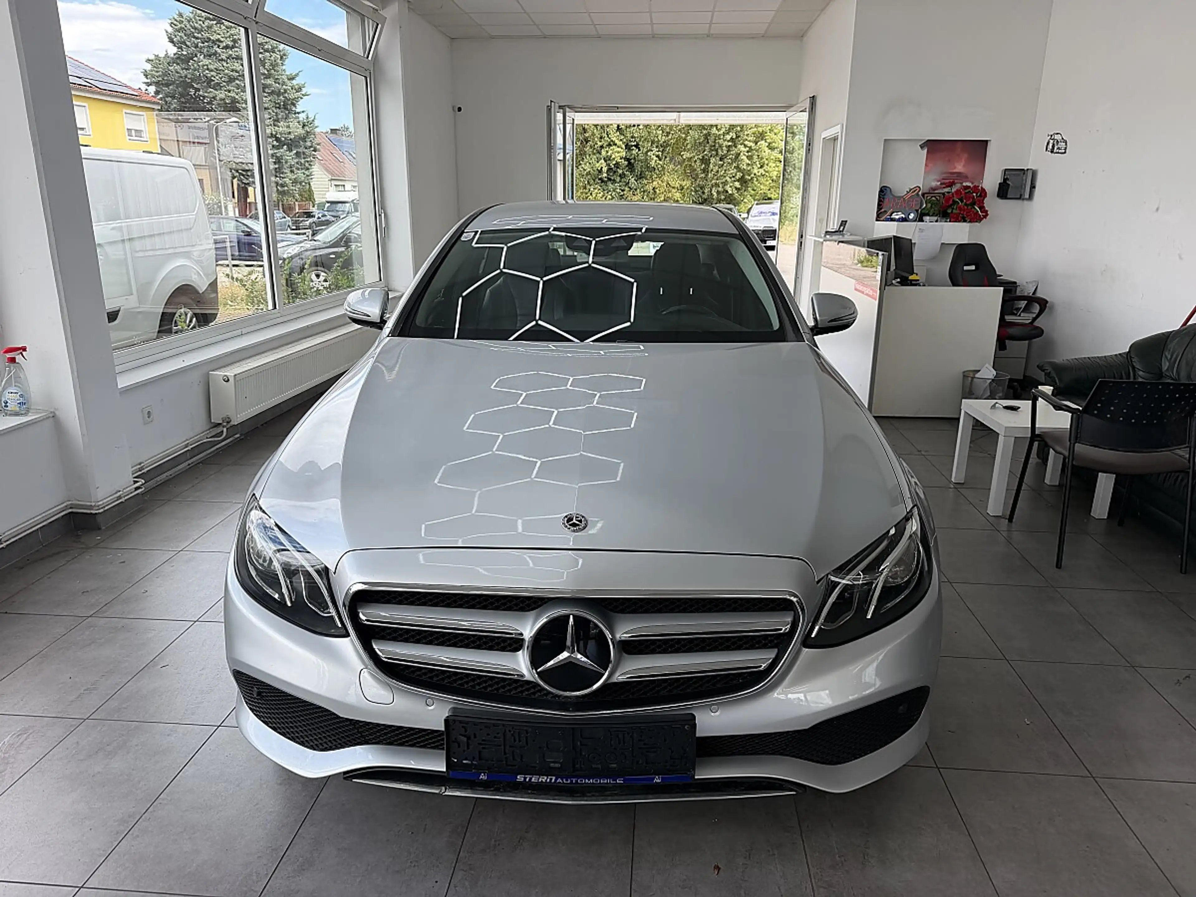 Mercedes-Benz E 200 d Avantgarde — photo 5