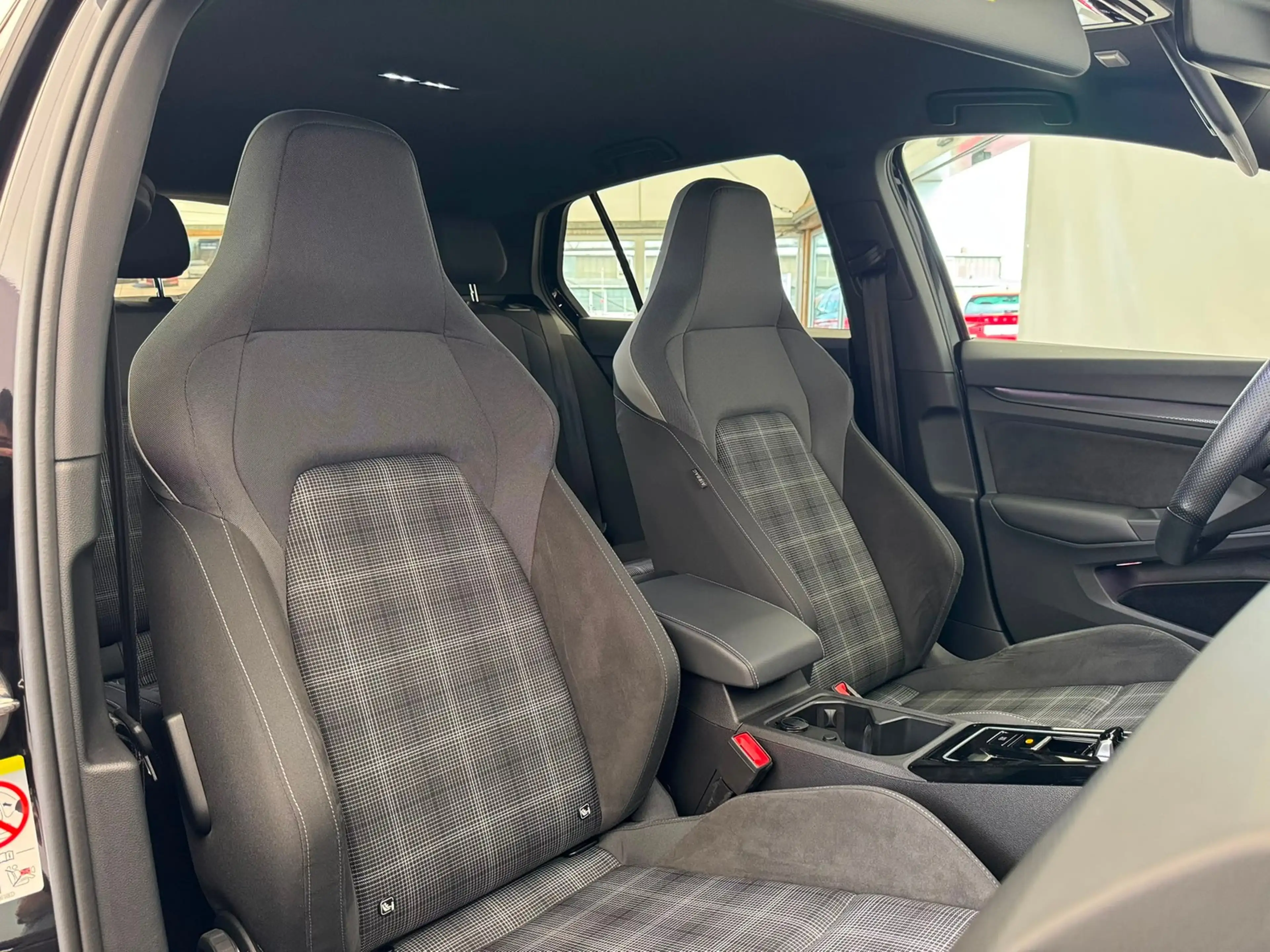 Volkswagen Golf VIII GTD 2.0TDI DSG+AHK+KAMERA+H&K+STHZ+MATRIX ... — photo 14