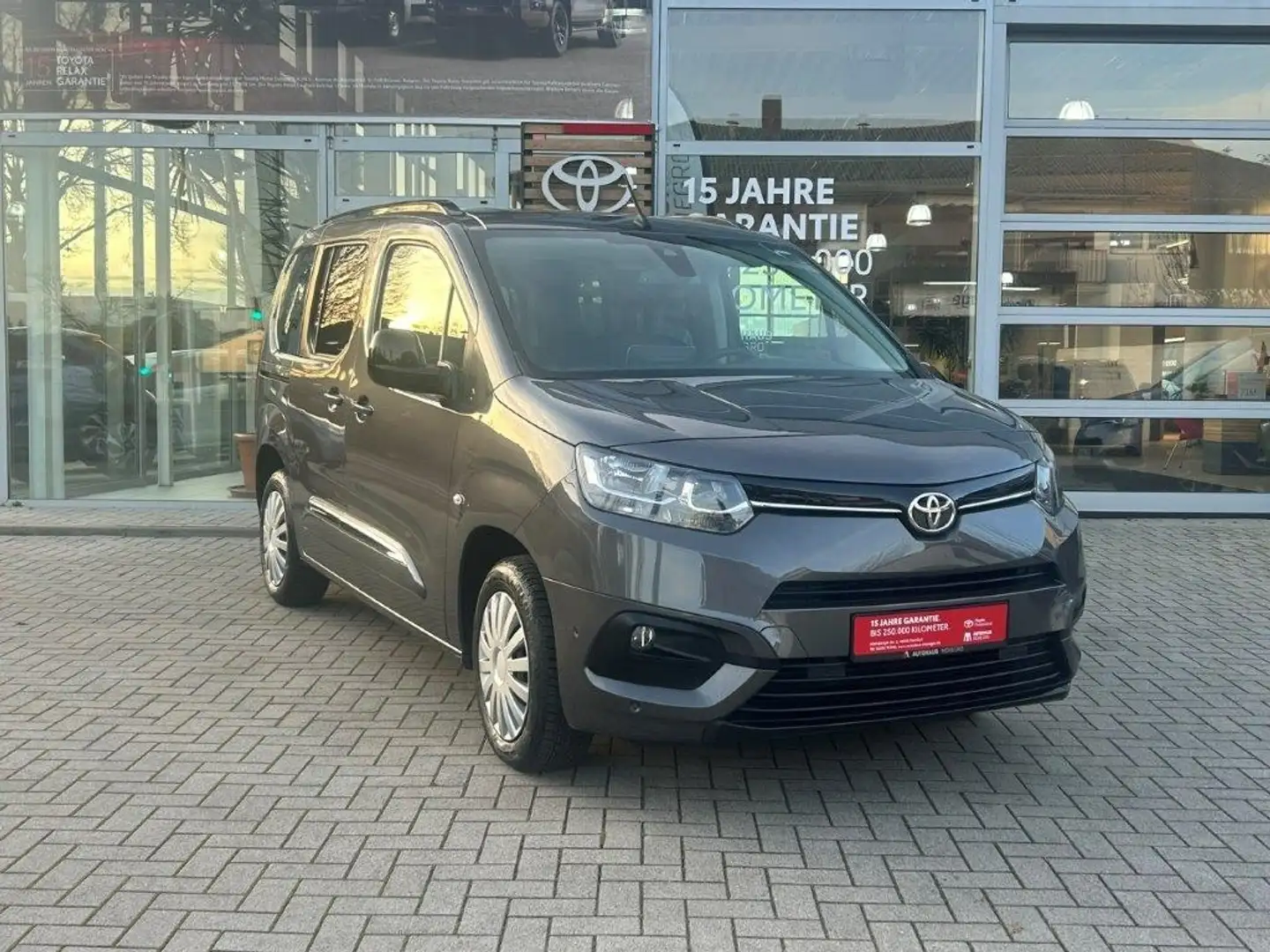 Toyota Proace City Verso L1 Team D 1.2  Navi ACC Apple CarPlay Androi Grau - 1