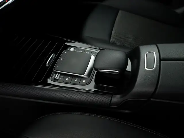 Mercedes-Benz GLA view 14