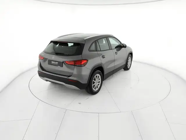 Mercedes-Benz GLA view 3