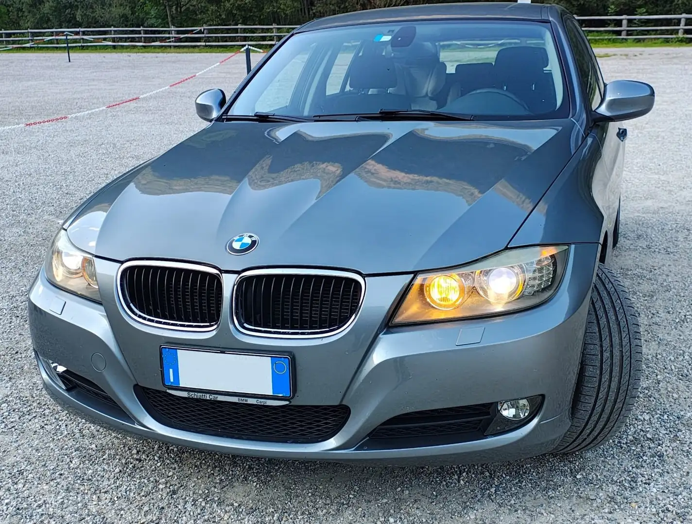 BMW 318 318d Touring Futura automatica Grigio - 1